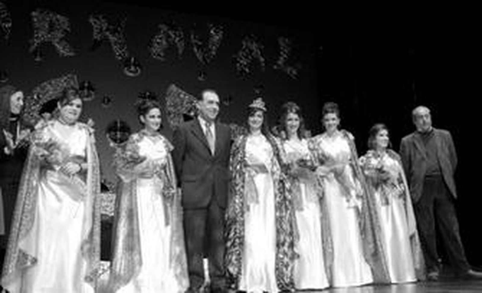 El alcalde, junto a la reina y sus damas.