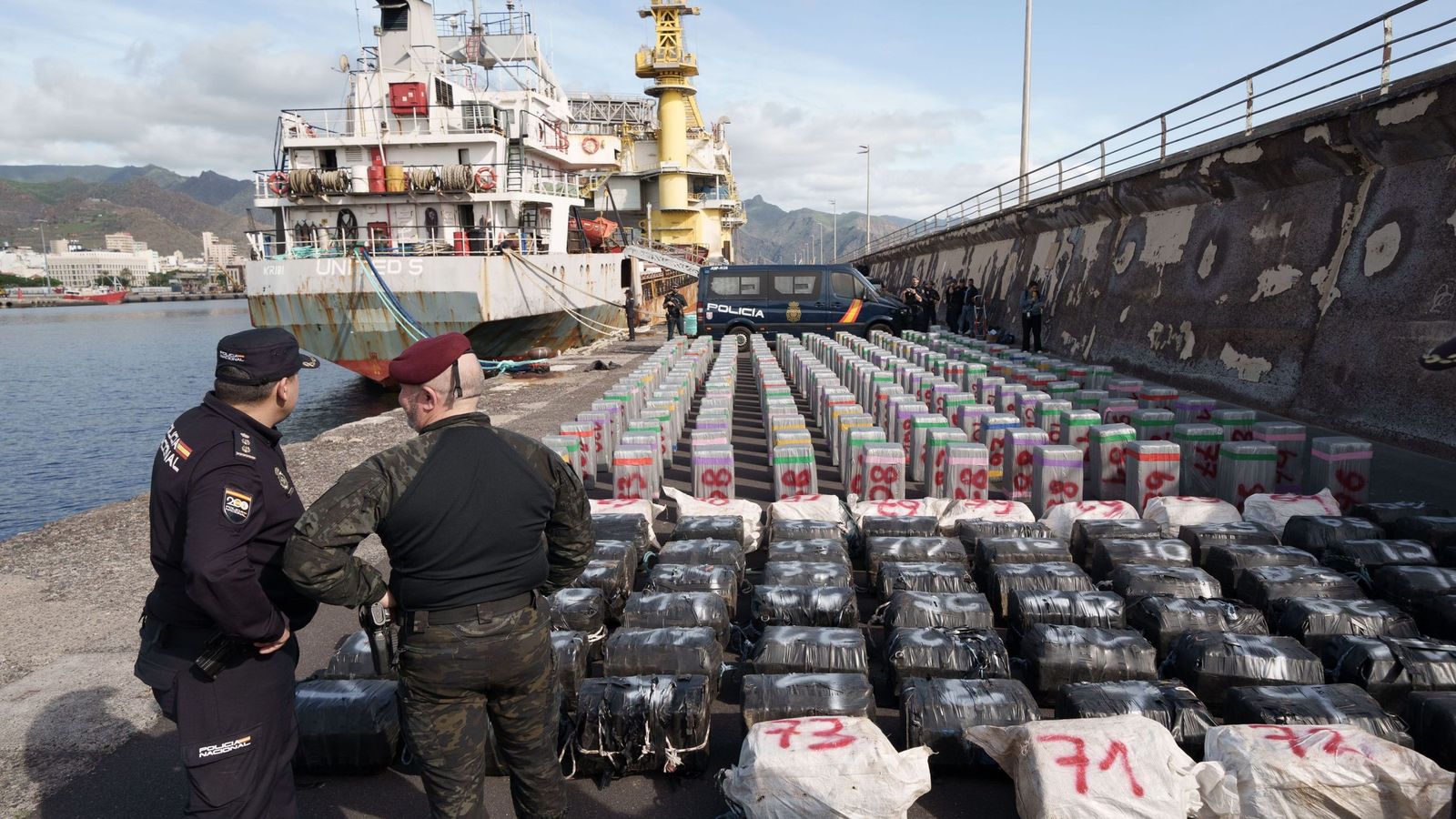Policías nacionales, en el puerto de Santa Cruz de Tenerife, con los fardos incautados.