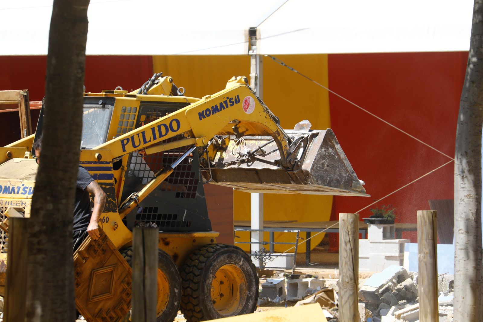 El desmontaje de las casetas y atracciones de la Feria de Córdoba, en imágenes