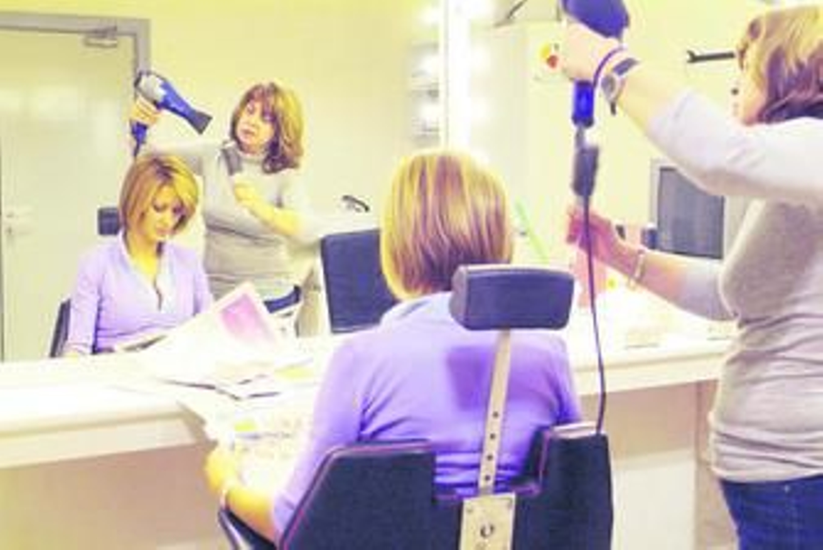 Susanna Griso suele leer los periódicos y ponerse al día de la actualidad aprovechando la sesión de peluquería y maquillaje antes del programa.