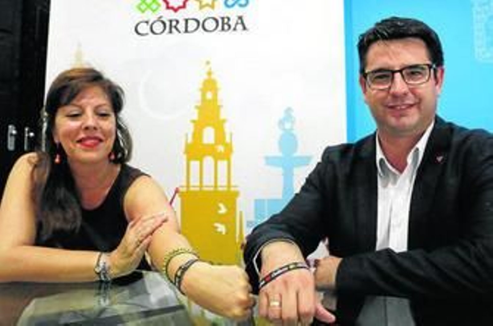 María del Mar Téllez y Pedro García presentan las pulseras turísticas. María del Mar Téllez y Pedro García presentan las pulseras turísticas.