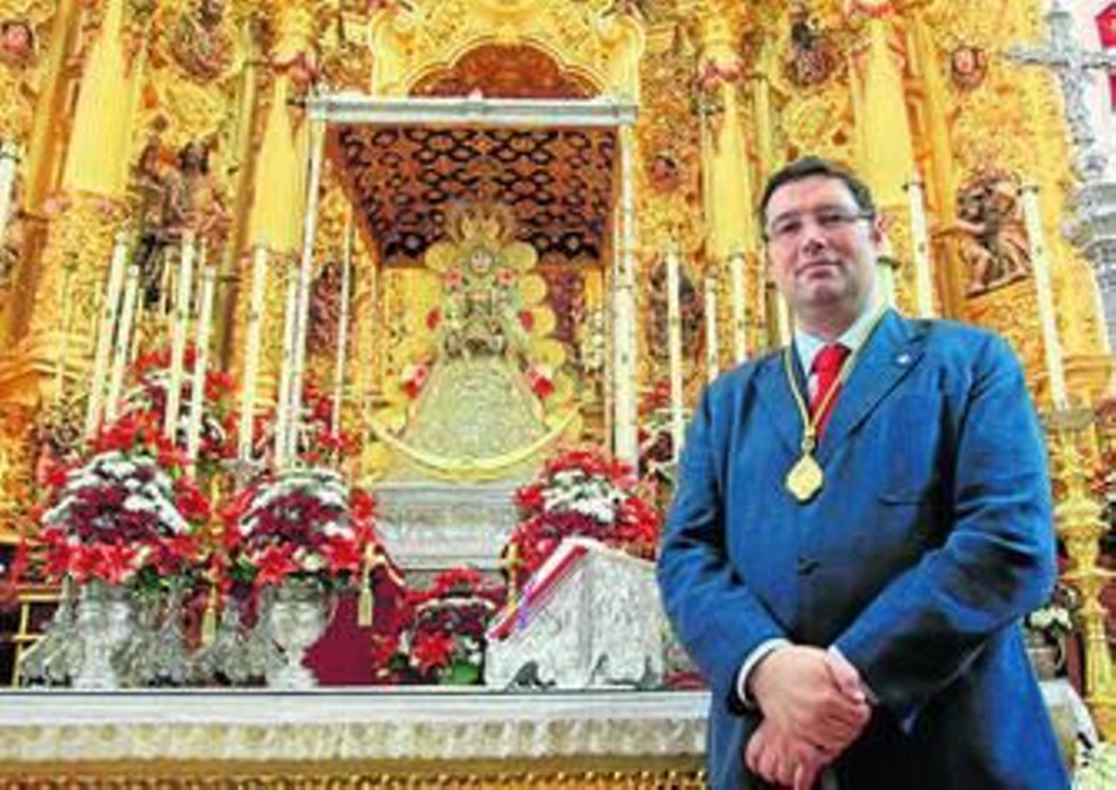 Juan Ignacio Reales, ante la imagen de la Virgen del Rocío preparada en su paso para la celebración de la romería de 2012.