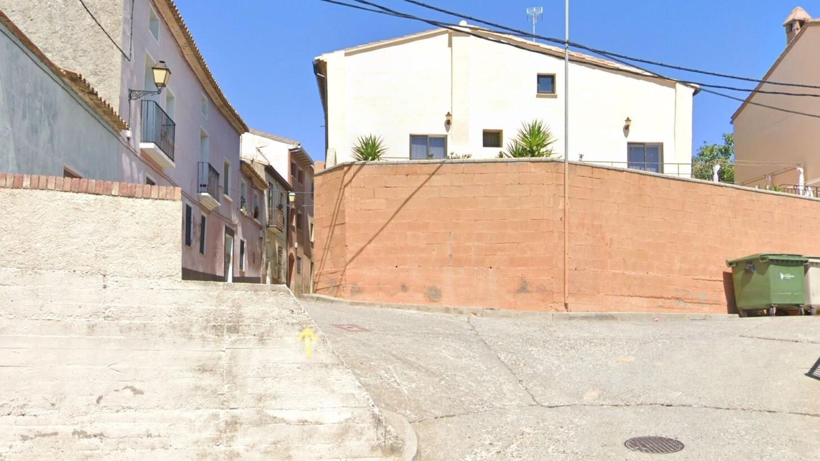 En Berbegal vemos al fin las tradicionales flechas del Camino de Santiago.