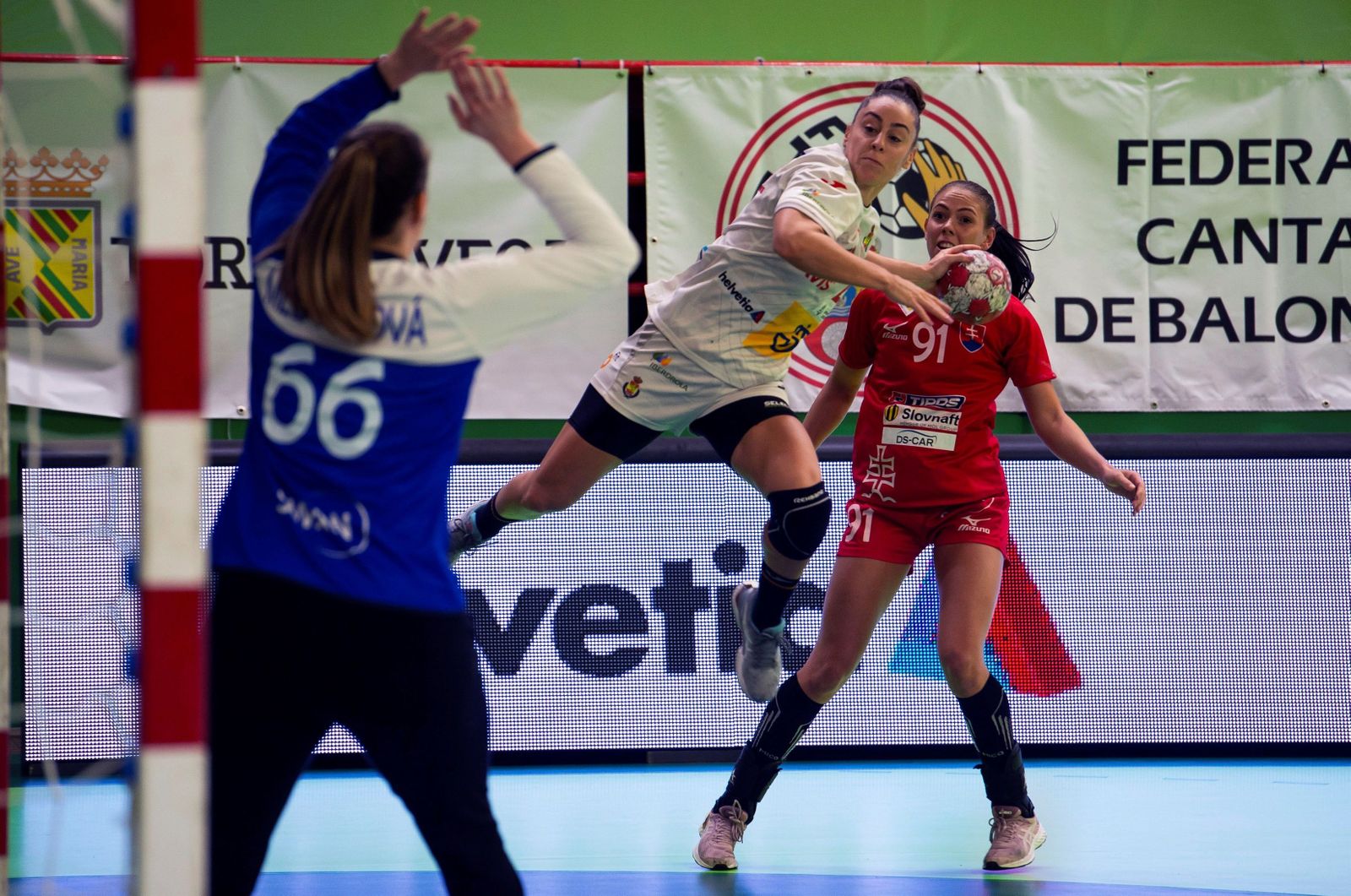 Marta López lanza a portería con España.