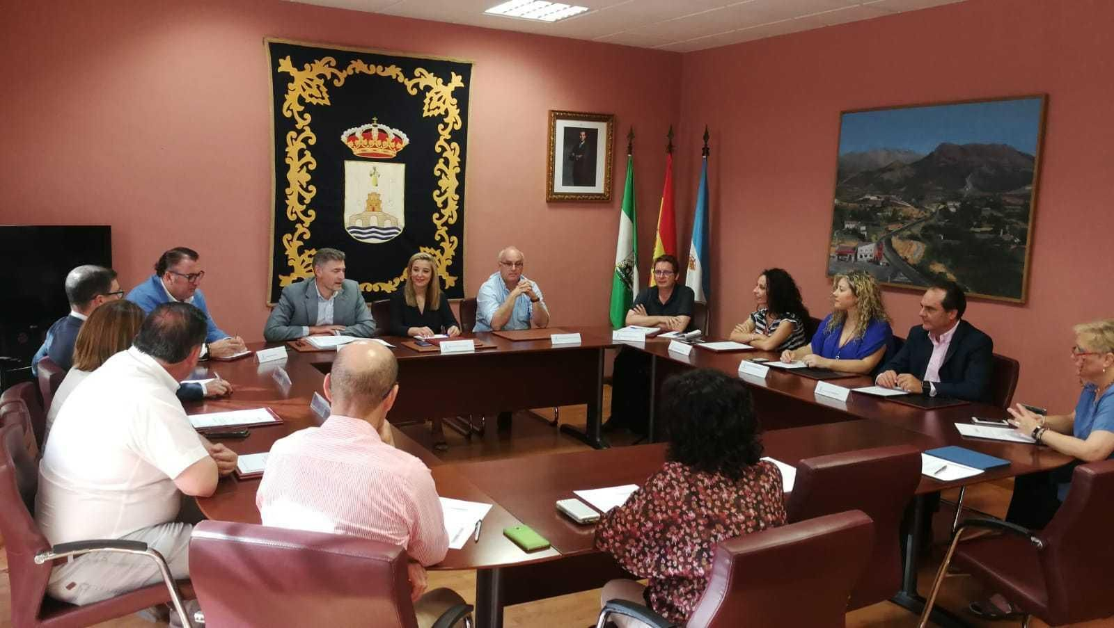 La alcaldesa, Ana Isabel Jiménez (PSOE), y el resto del equipo de gobierno en la primera junta de gobierno local.