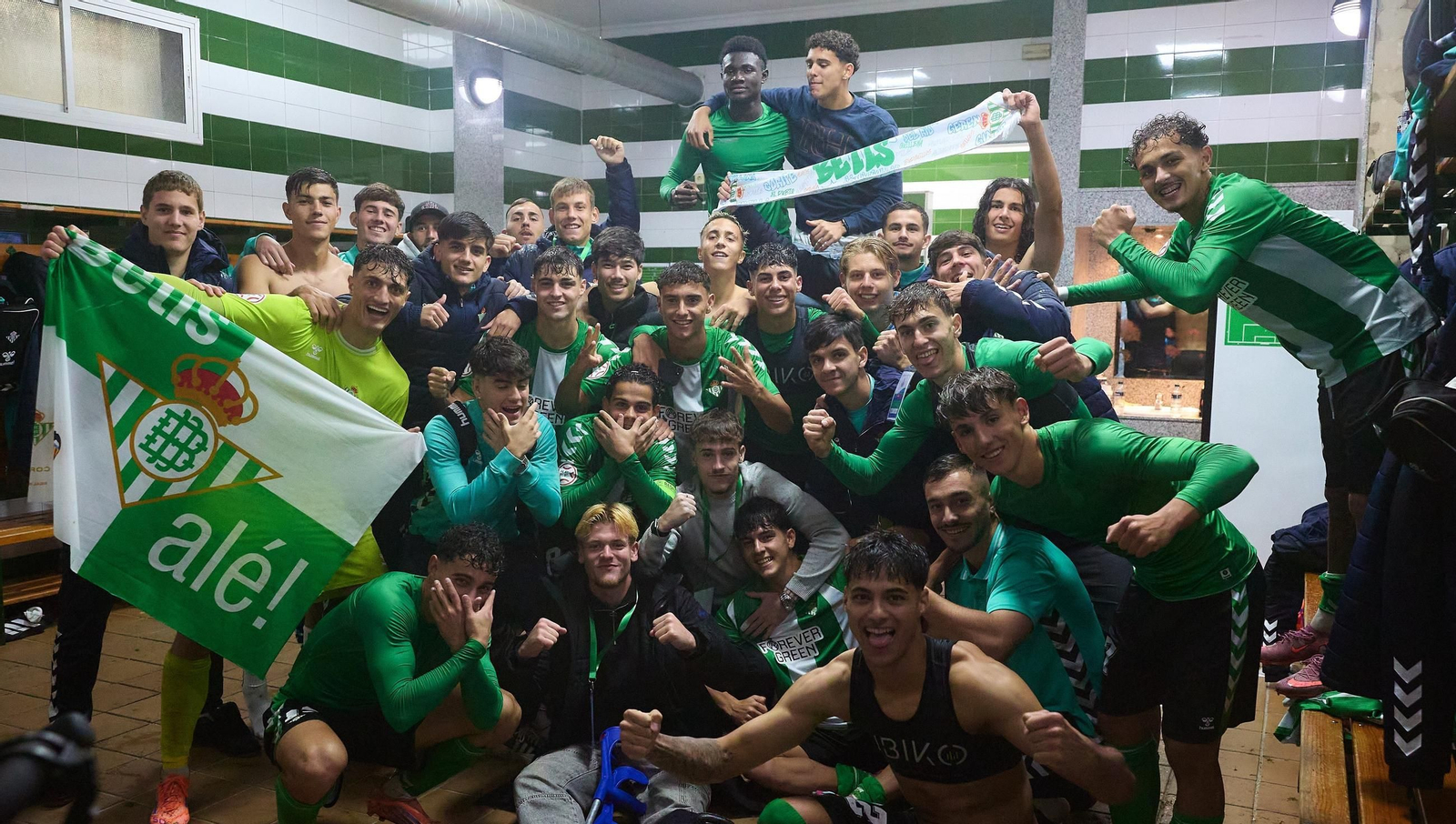 Los futbolistas del Betis sub 19 festejan la clasificación ante el Oporto.