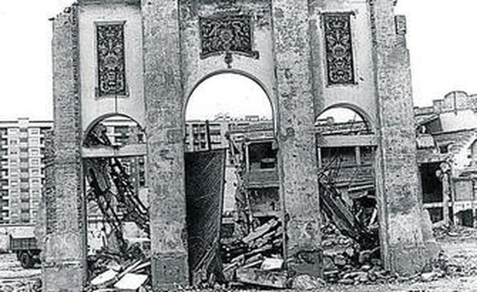 Una instantánea de la demolición, en 1976, de la plaza de toros de Cádiz, un edificio que fue ejemplo de la desidia de la ciudad, en su construcción y en su derribo.