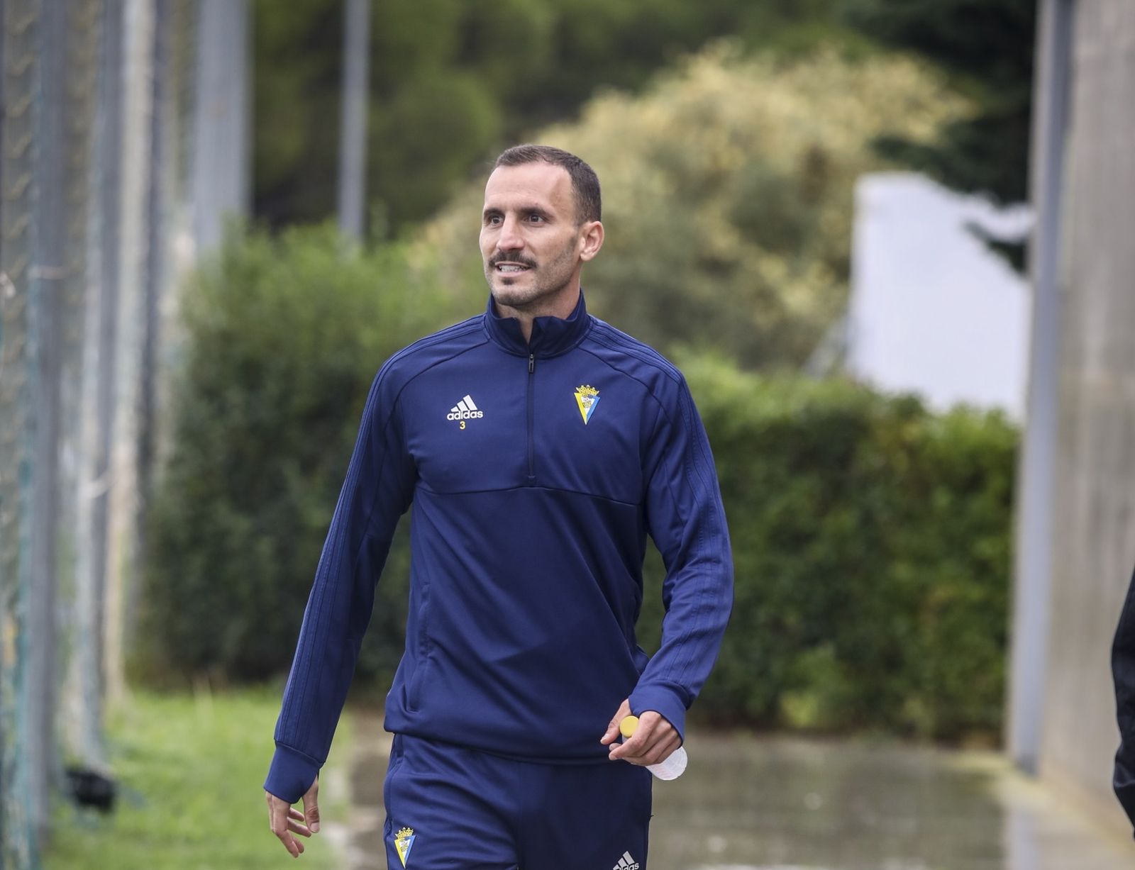 Servando tiene que seguir su camino fuera de los terrenos de juego.