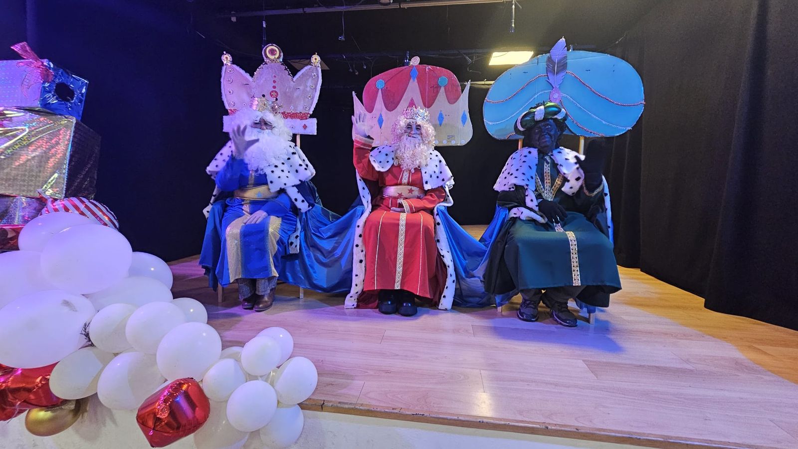 Así ha sido la llegada de los Reyes Magos a Bacares: decenas de regalos a niños y mayores