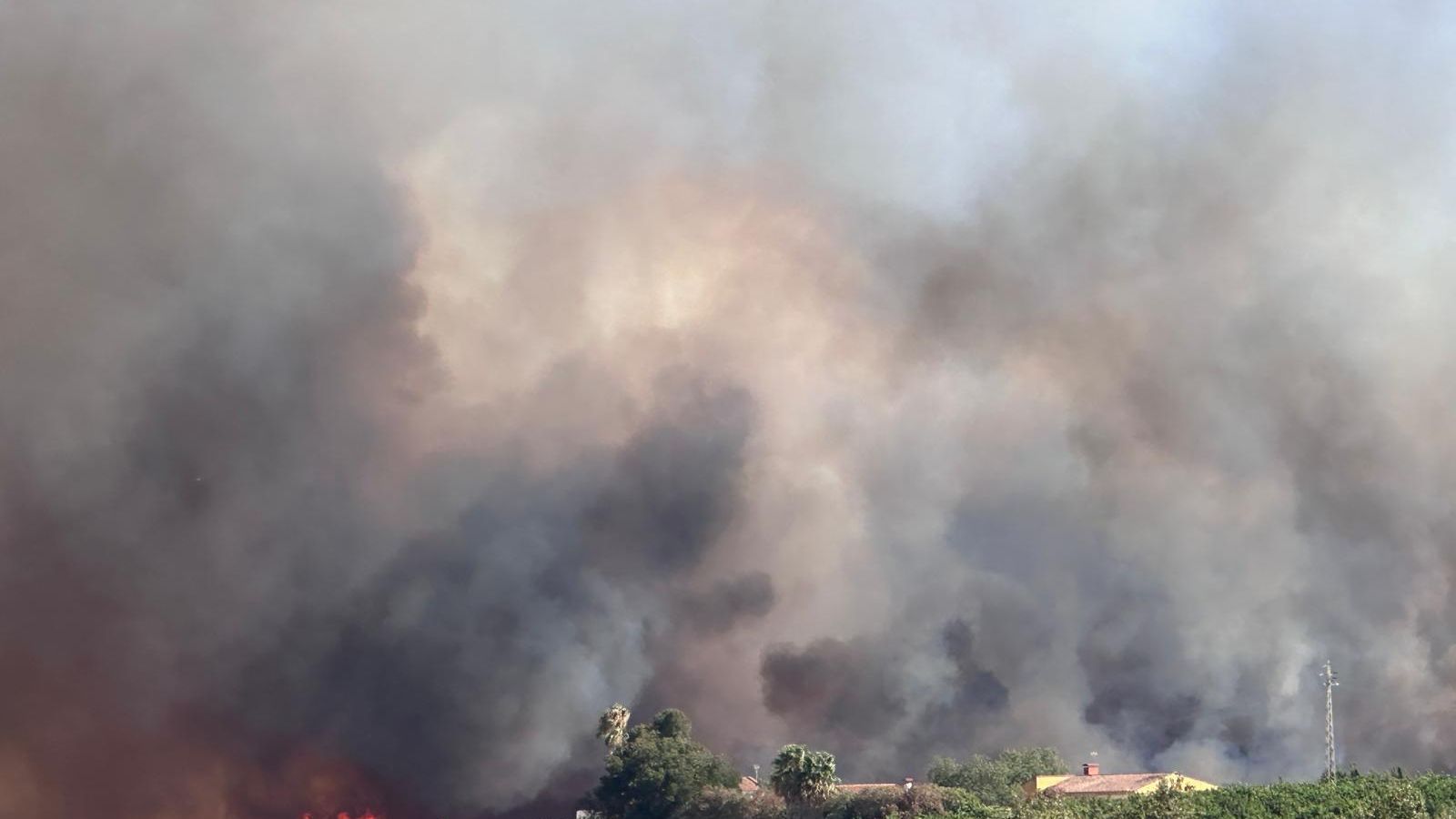 El humo cubre el paisaje.