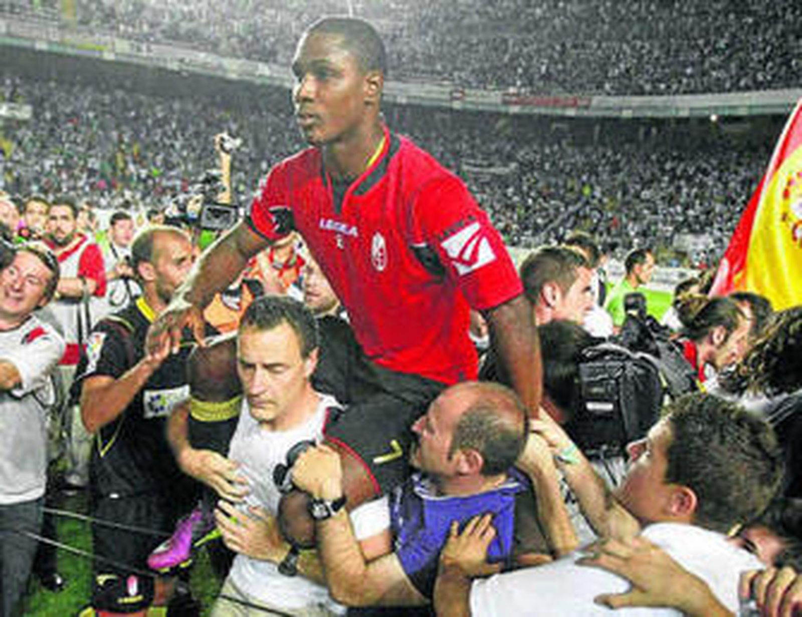 Ighalo es cogido a hombros en el Martínez Valero de Elche después del ascenso del Granada a Primera División.