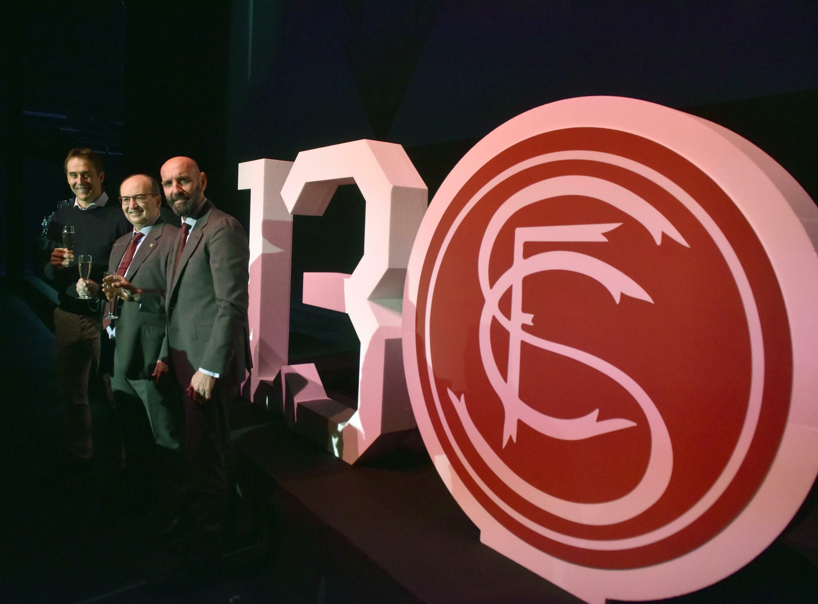 Lopetegui, Castro y Monchi brindan por un futuro más ambicioso aún para el Sevilla FC.