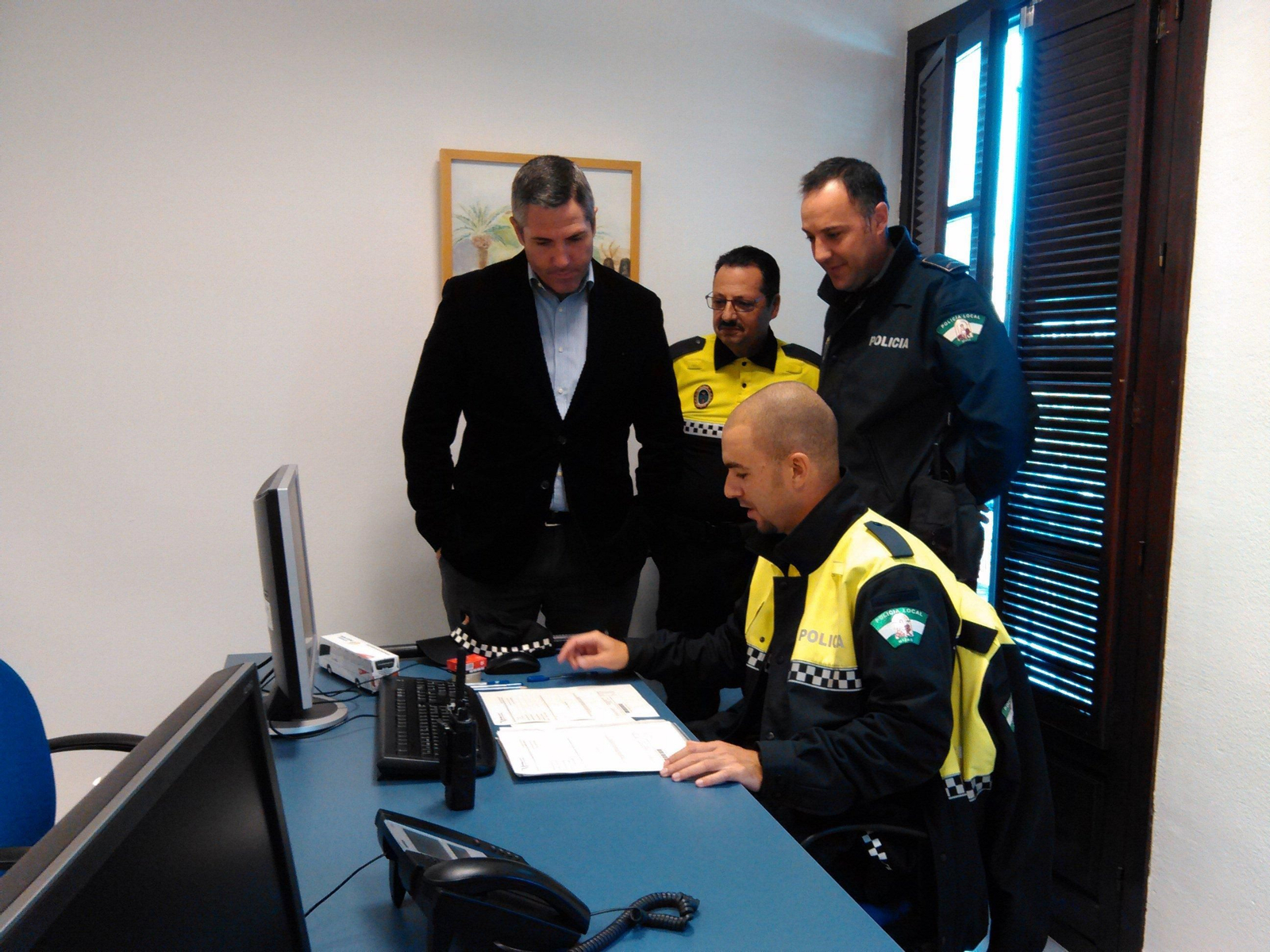El alcalde de Mijas junto a agentes de Policía Local.