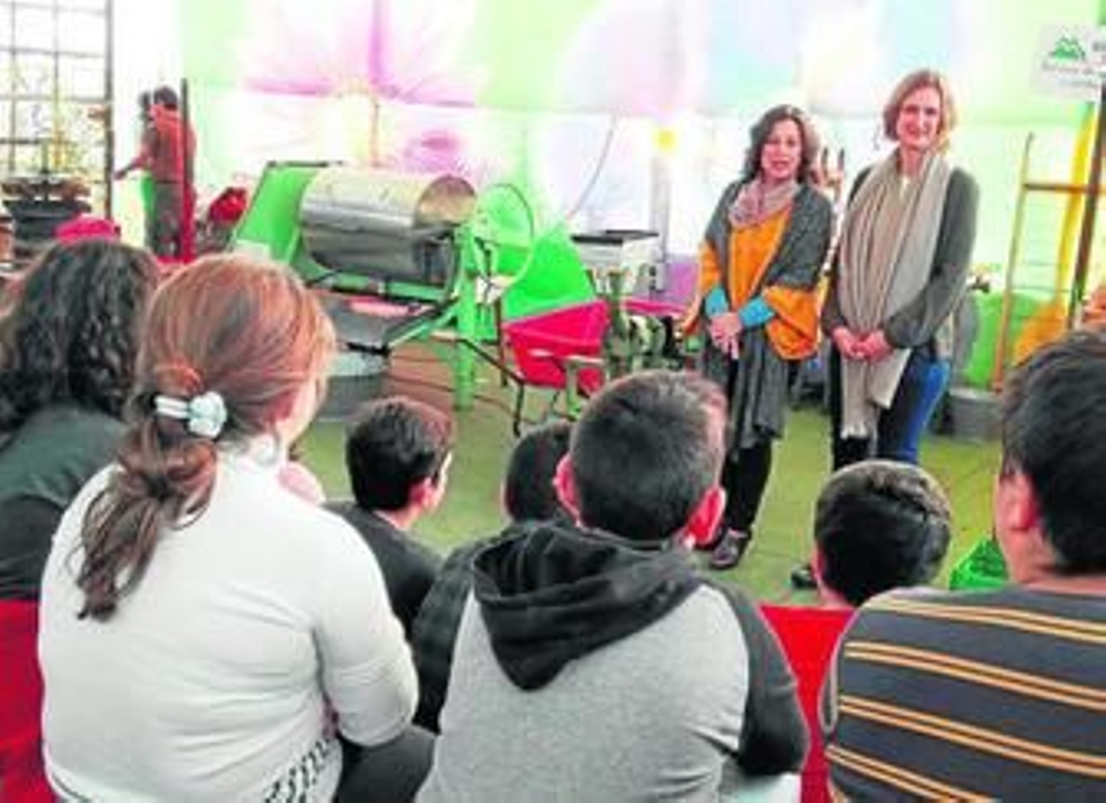 La vicepresidenta de Diputación y la alcaldesa, con un grupo de chavales, en el aula ambiental.