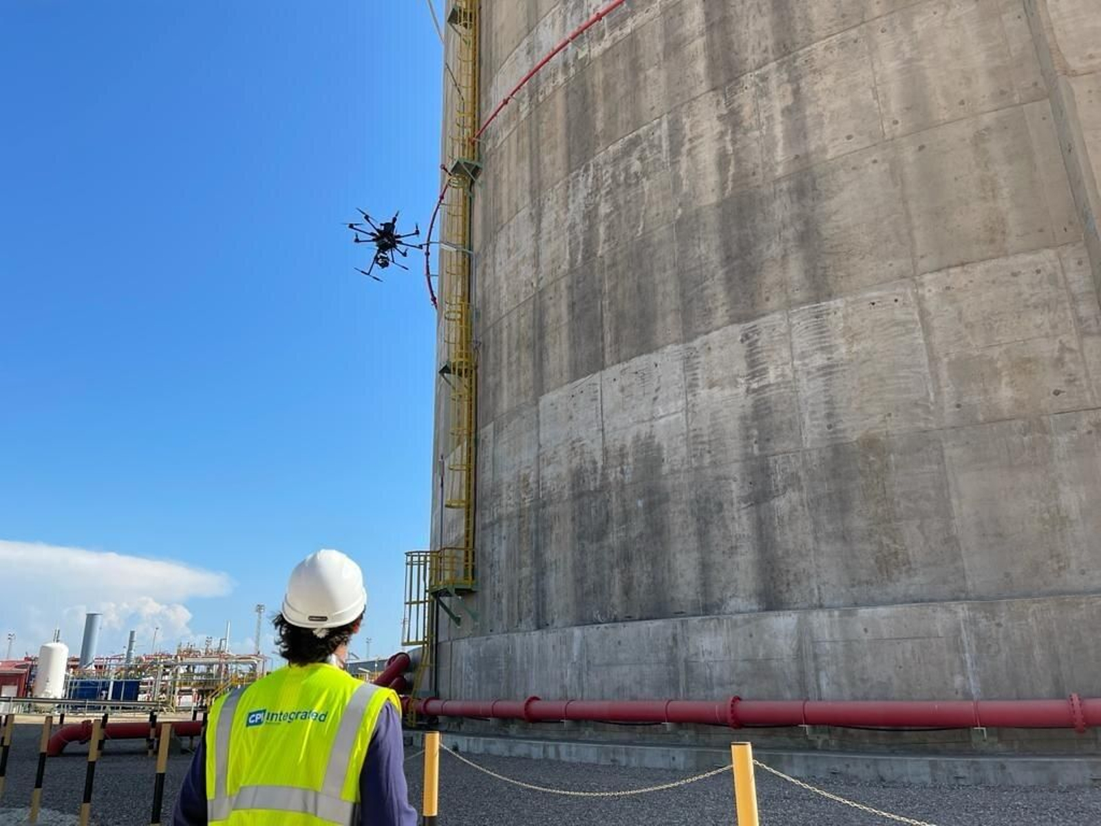 Imagen de la utilización de la tecnología 5G mediante drones en las instalaciones de Enagás en Huelva.