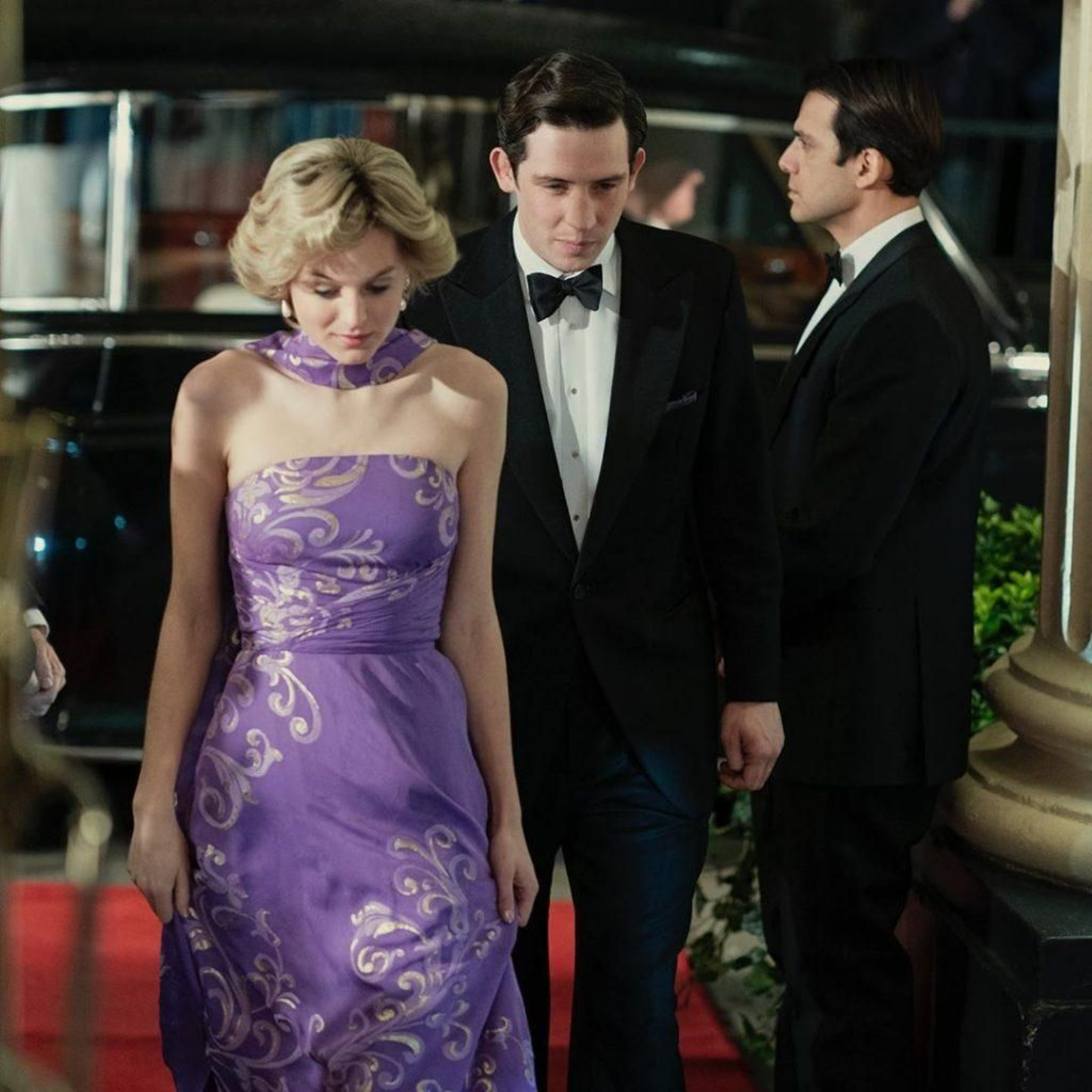 Otro 'look' de fiesta de Lady Di en 'The Crown'.