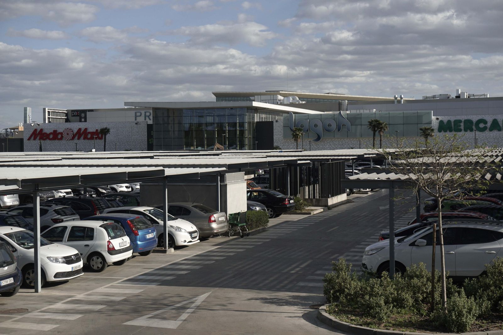 El aparcamiento exterior de la fachada Norte de Lagoh.