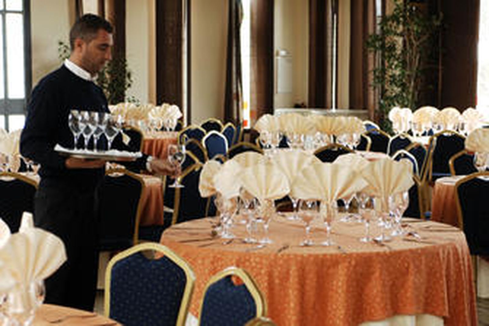 Un camarero del hotel-restaurante El Lago, en Arcos, se afana por dejar todo listo, de cara a las visitas para este puente. /Ramón Aguilar