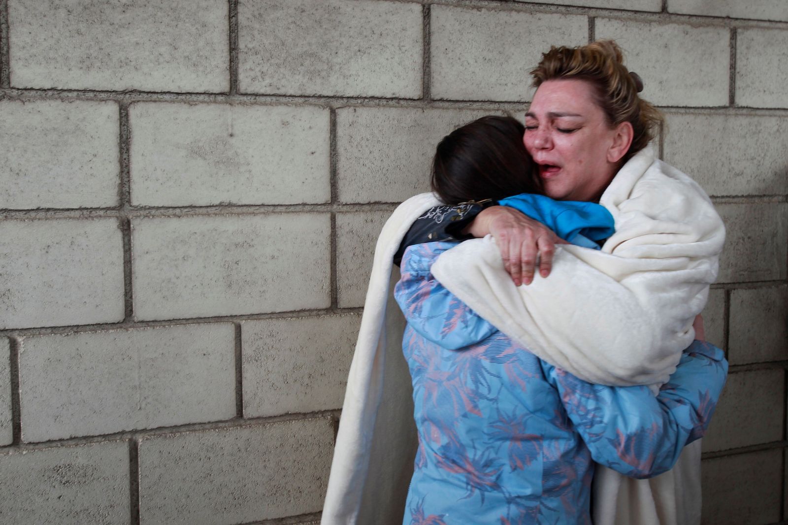 Familiares de los tripulantes del desaparecido pesquero, Rúa Mar, se abrazan en el puerto de Algeciras