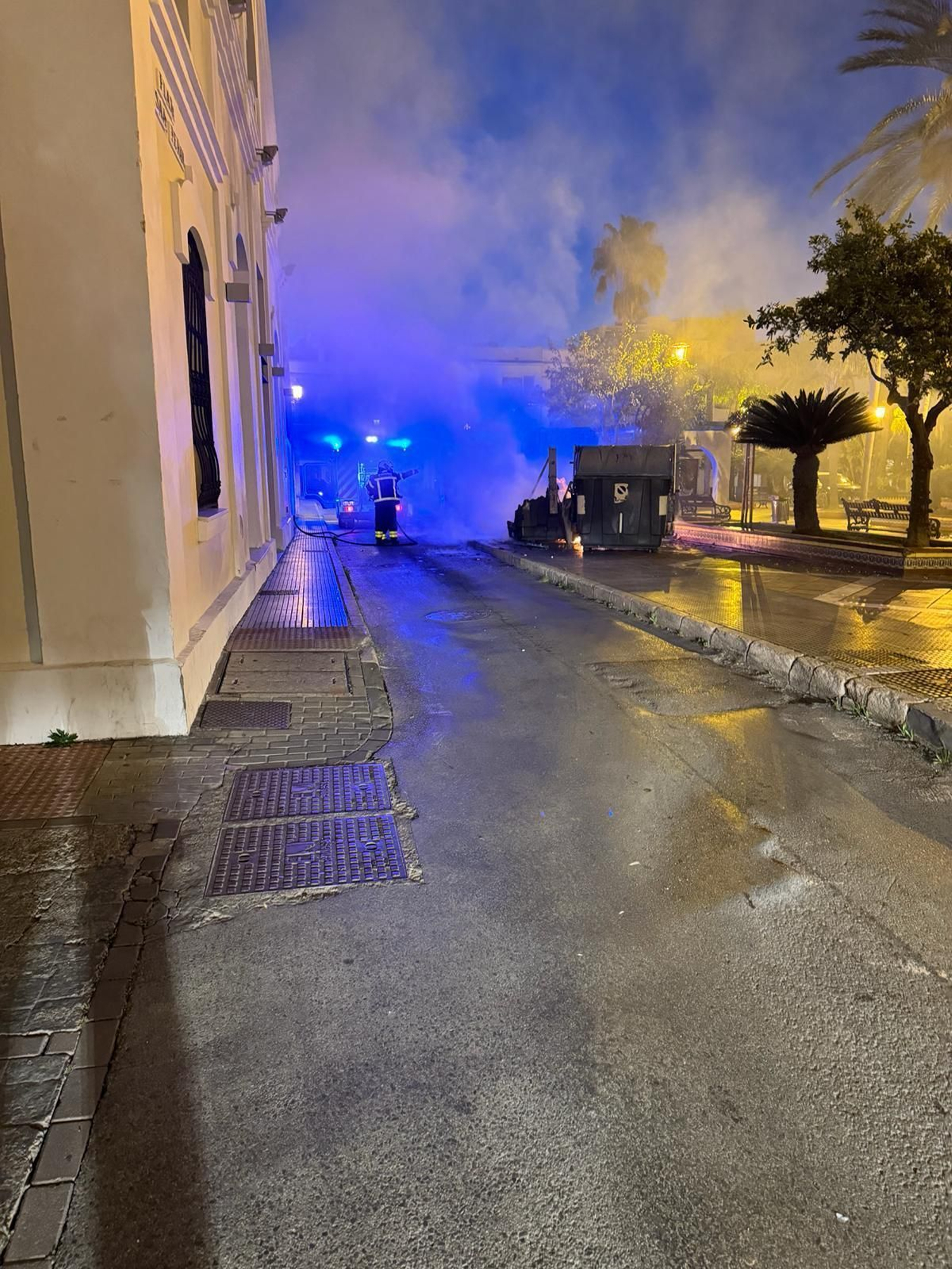 Los bomberos intervienen para controlar un incendio en un contenedor en la plaza de Isaac Peral.