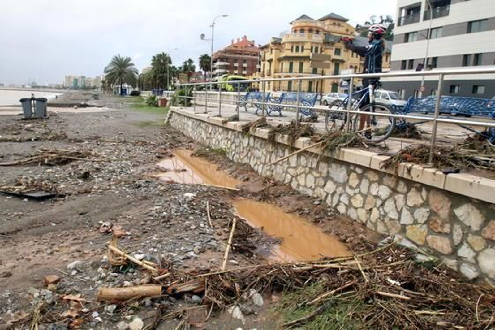 Málaga limpia el barro dejado por la tromba de agua del sábado