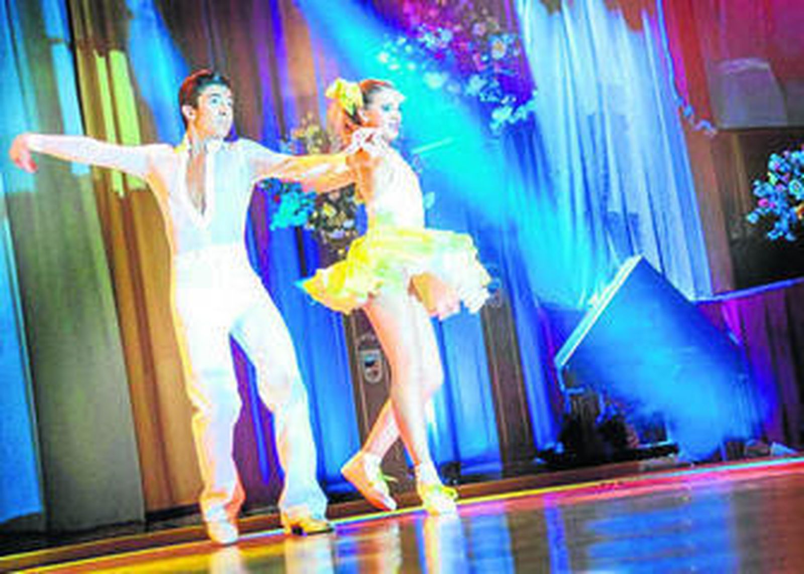 Una pareja de jóvenes actúa en el escenario durante la selección para la gala final.