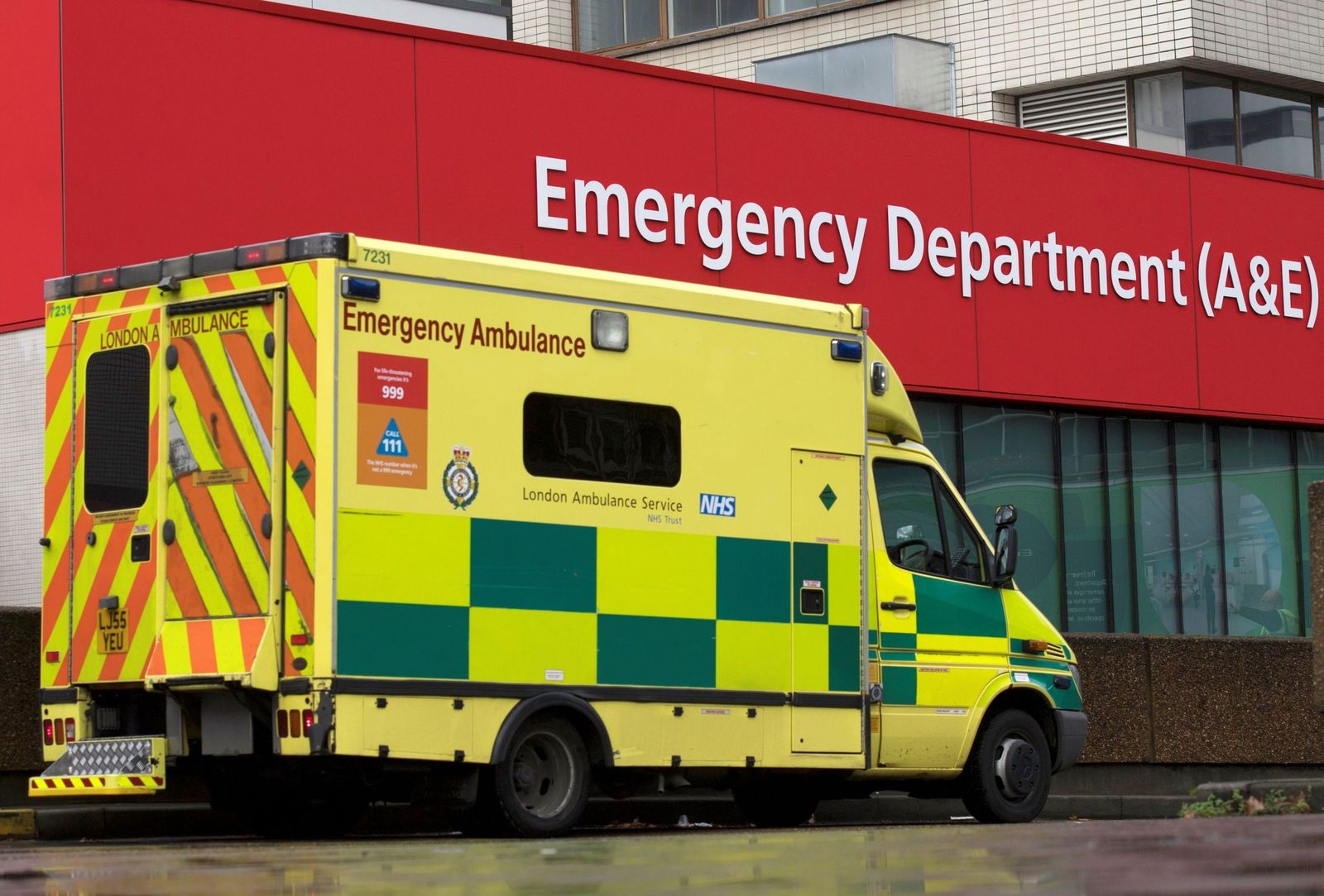 Una ambulancia ante la entrada de Urgencias de un hospital de Londres.