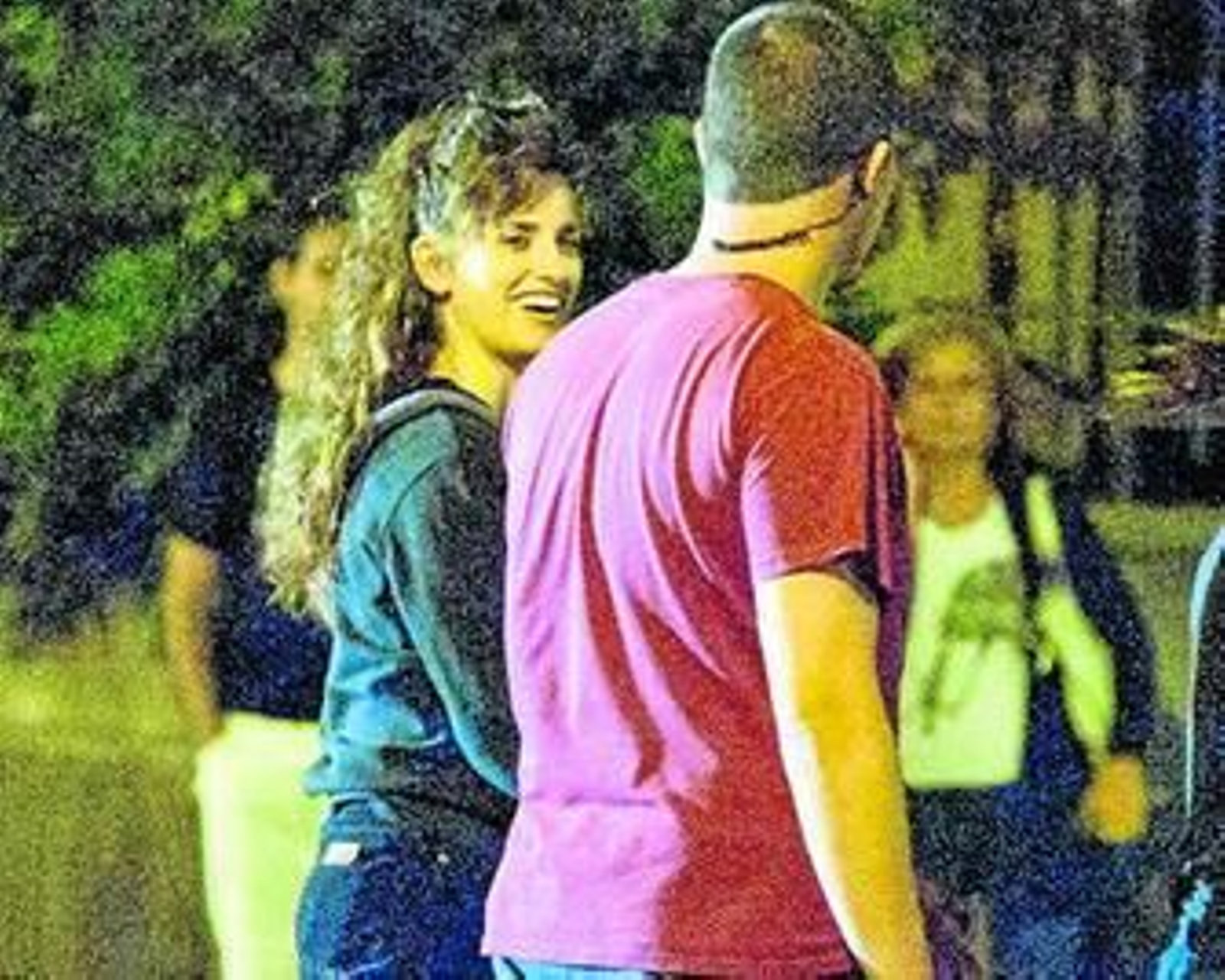 La actriz, con el pelo rizado, con un compañero de rodaje.