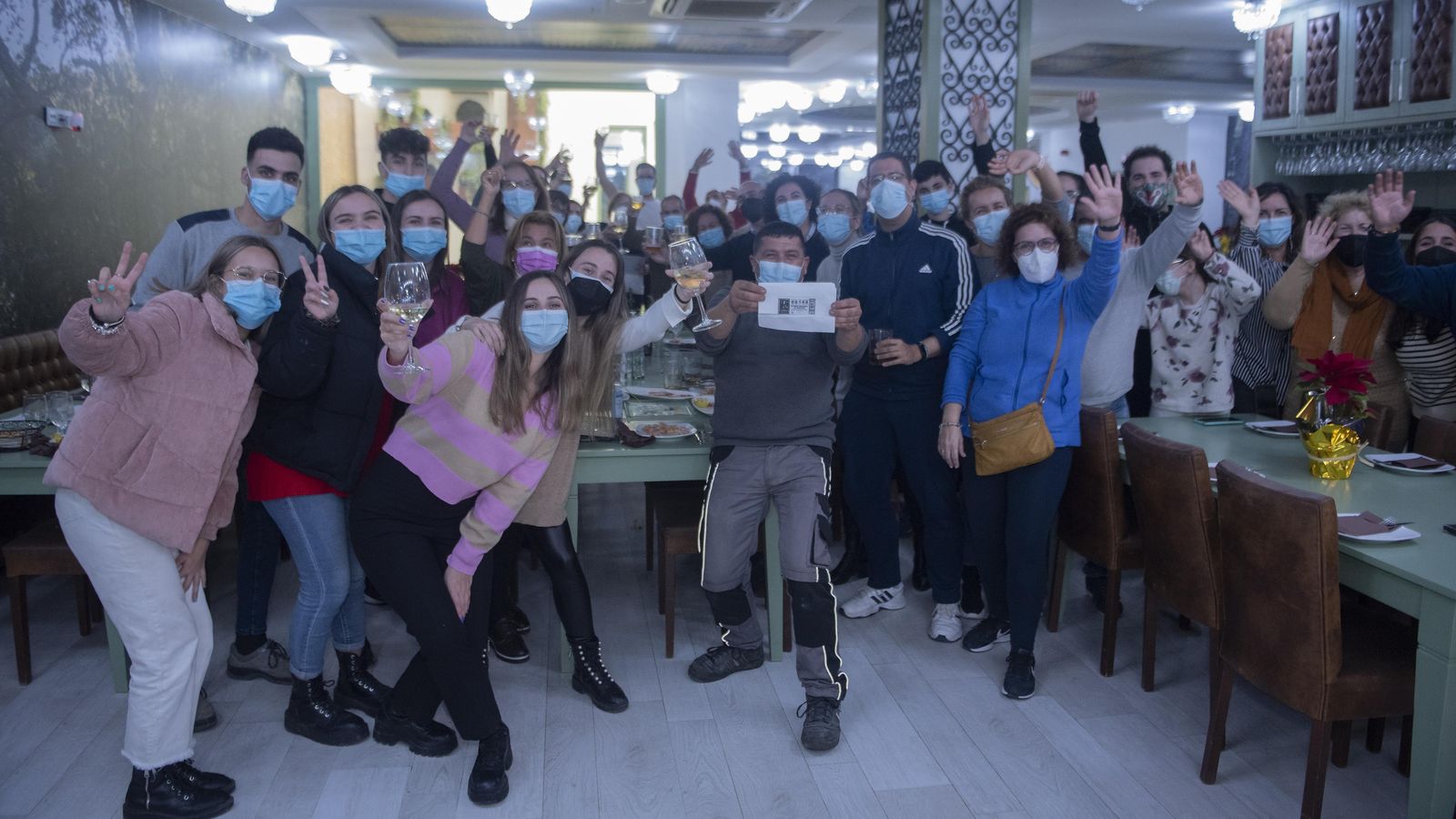 Los afortunados con el Gordo lo celebran en el restaurante Miano, de Lebrija.