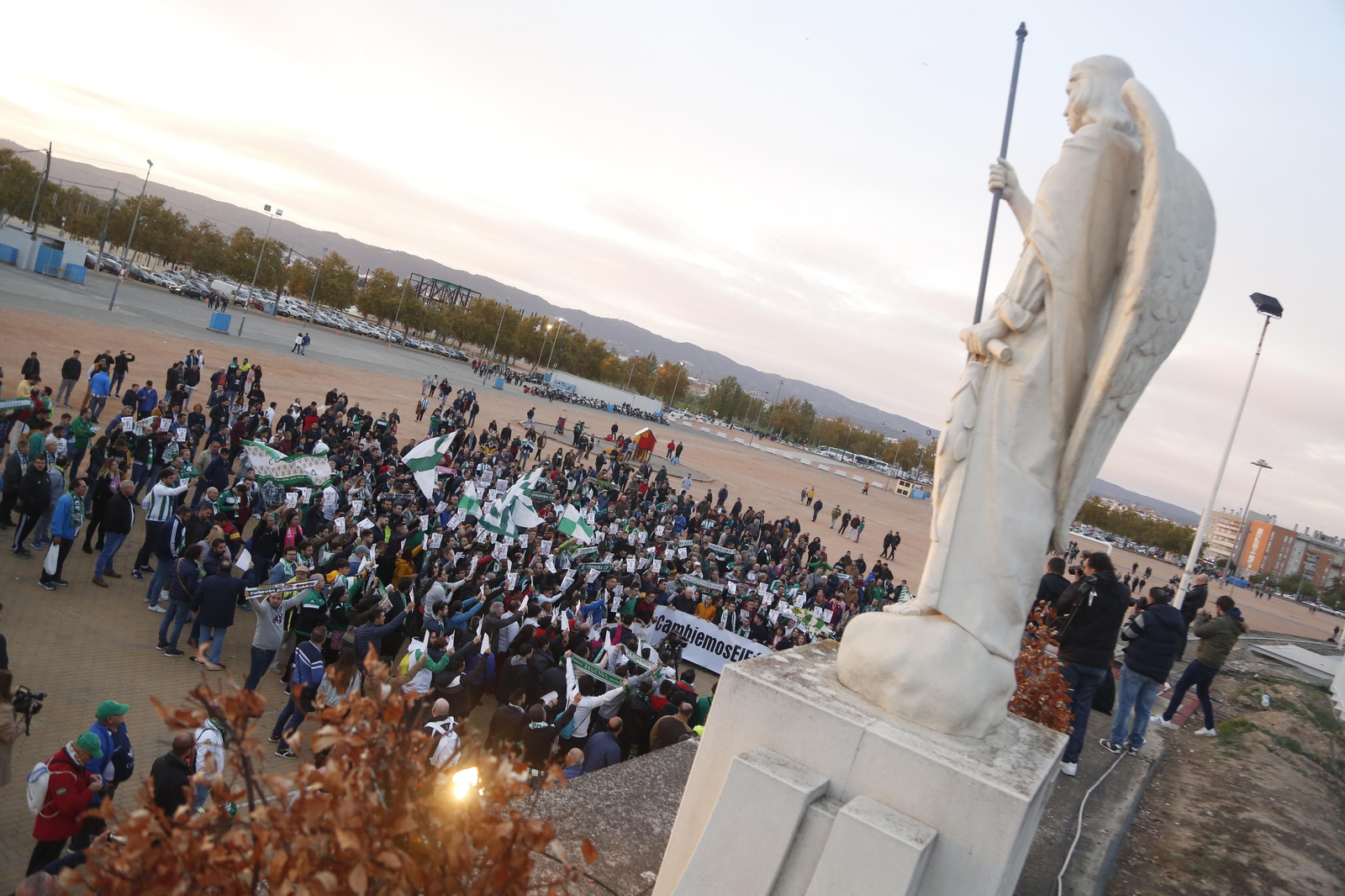 La afición del Córdoba recibe a sus jugadores y clama contra Jesús León