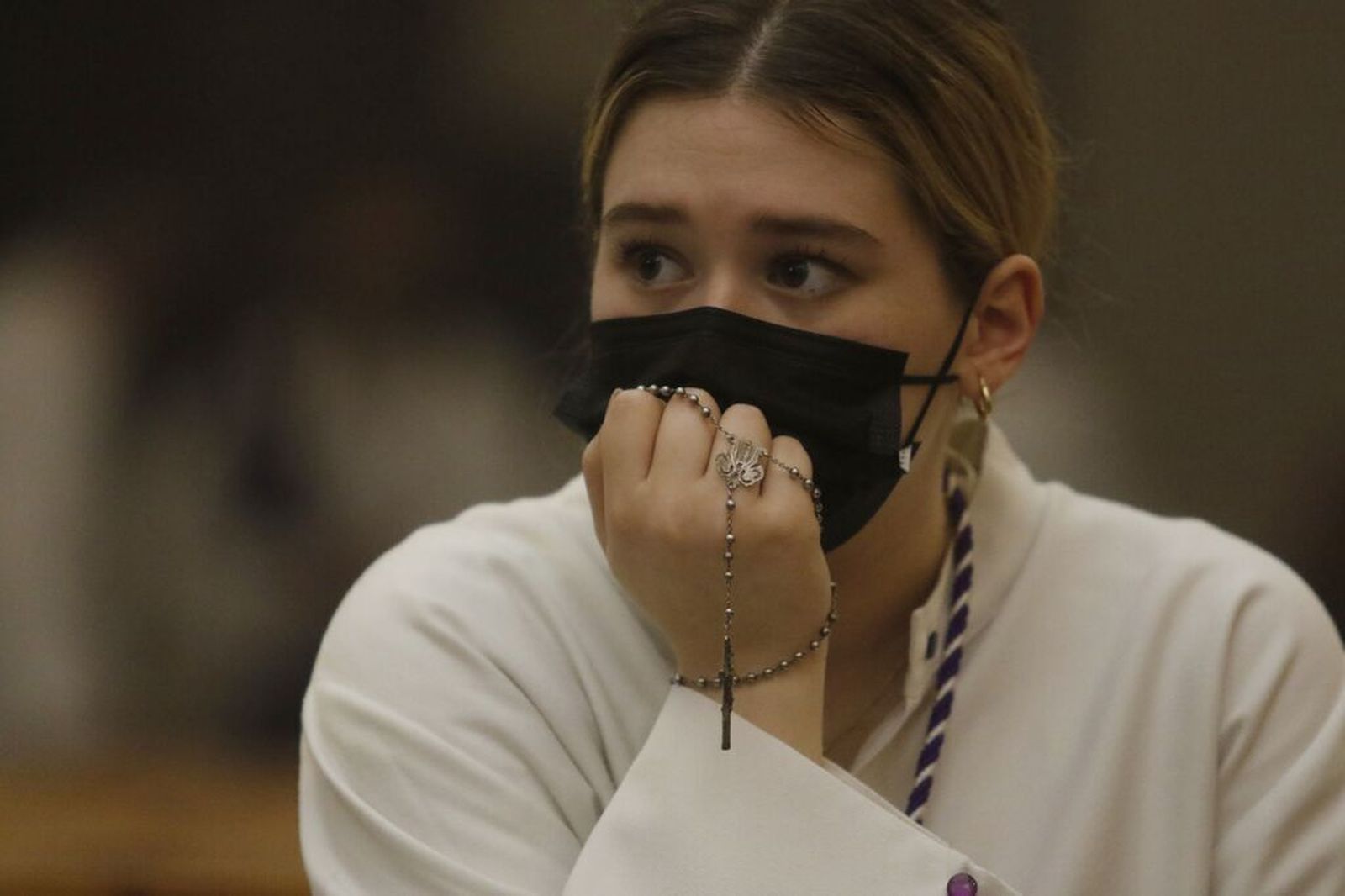 Una joven de la Santa Faz tras conocer la decisión de la suspensión del cortejo procesional.