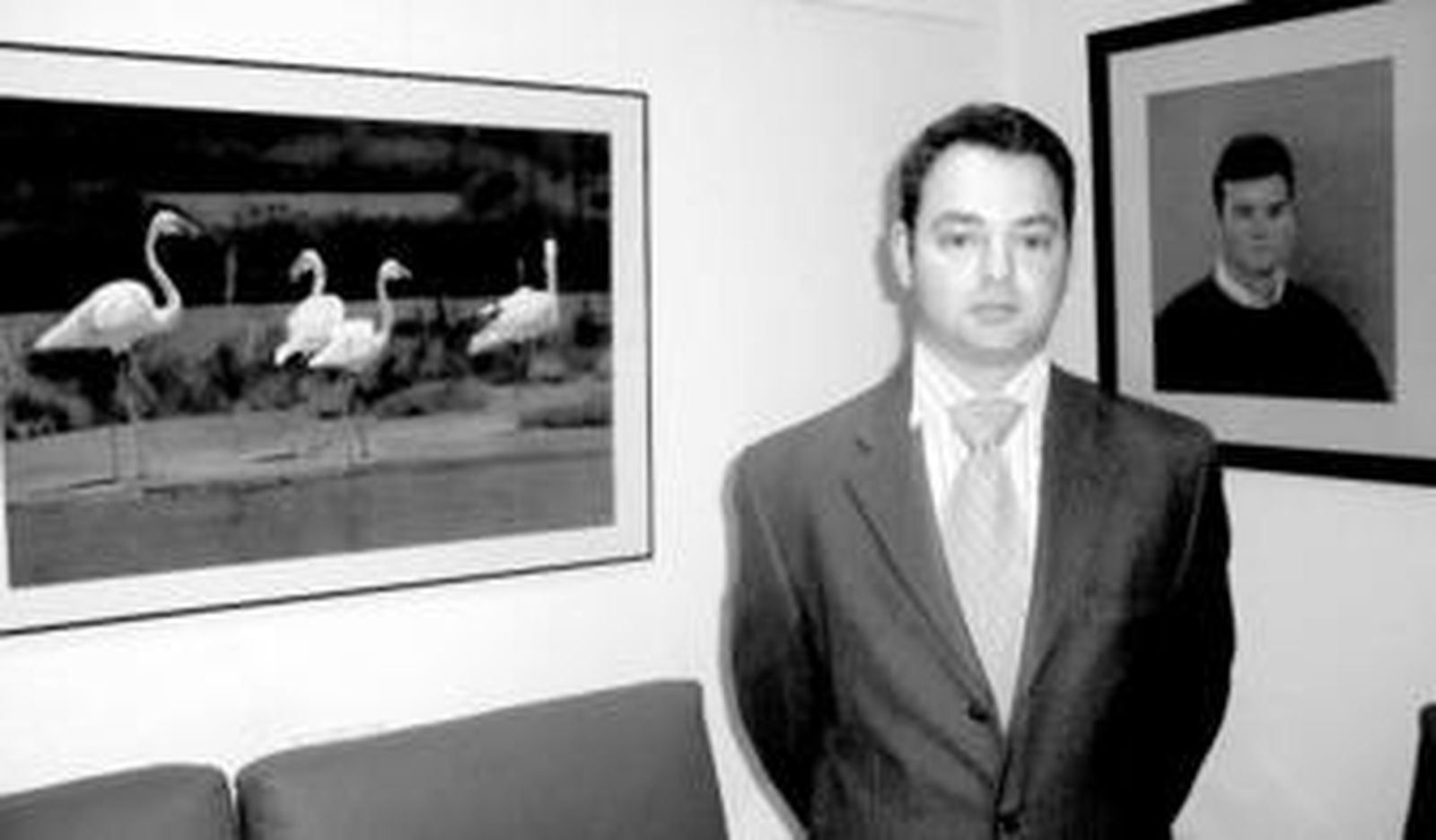 El abogado, Javier Cano, junto a dos de sus cuadros con más valor sentimental.