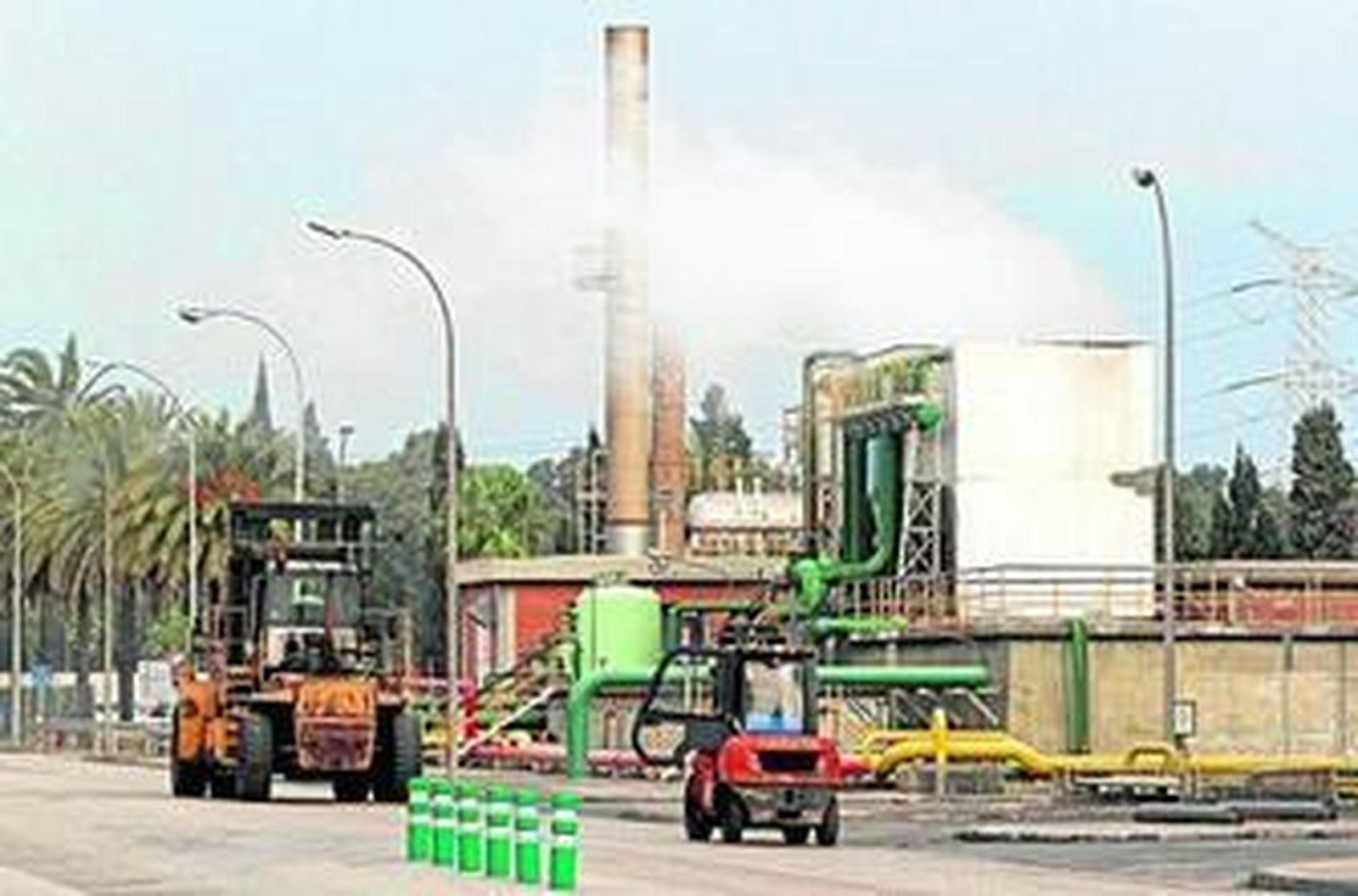 Operarios trabajan con vehículos especiales en las instalaciones de Acerinox en Los Barrios.