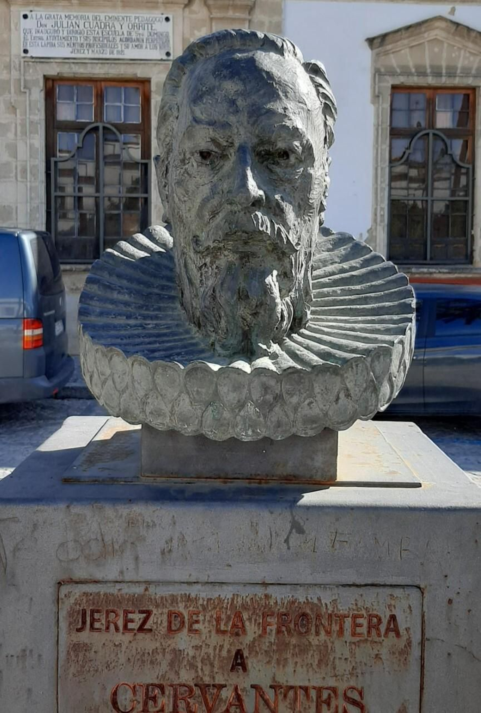 Busto de Cervantes en la plaza del Mercado.