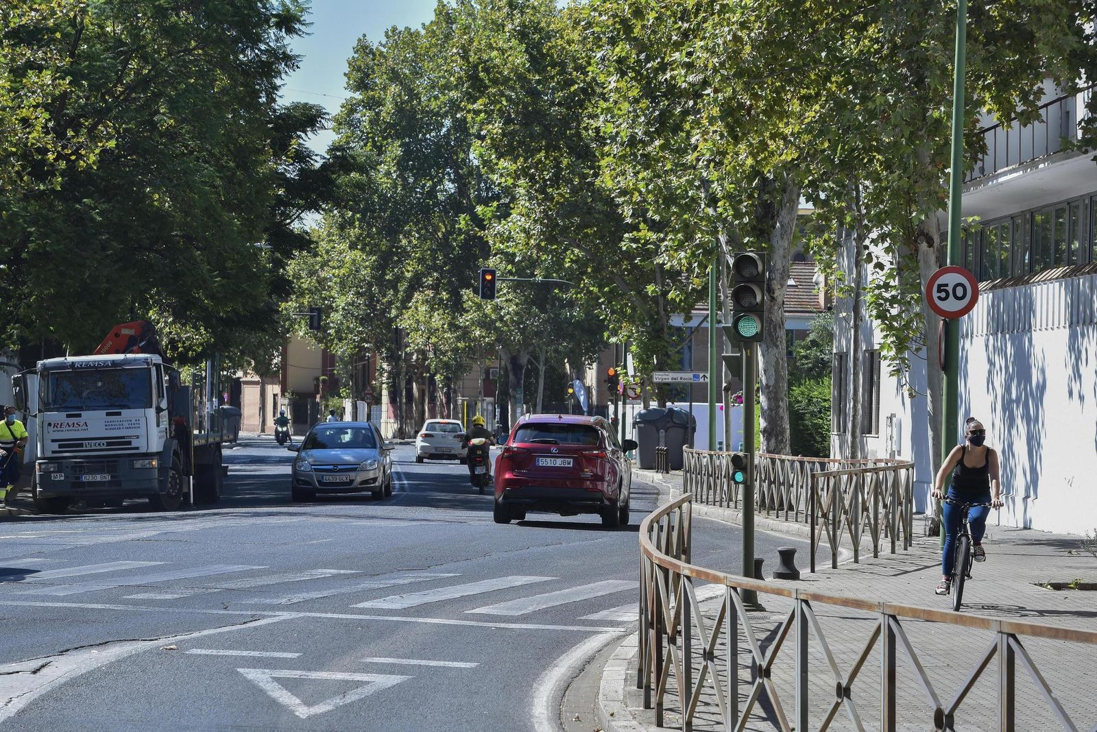 La avenida Manuel Siurot, desde Eritaña, por donde Fomento quiere llevar la línea 3 para conectar el Hospital.