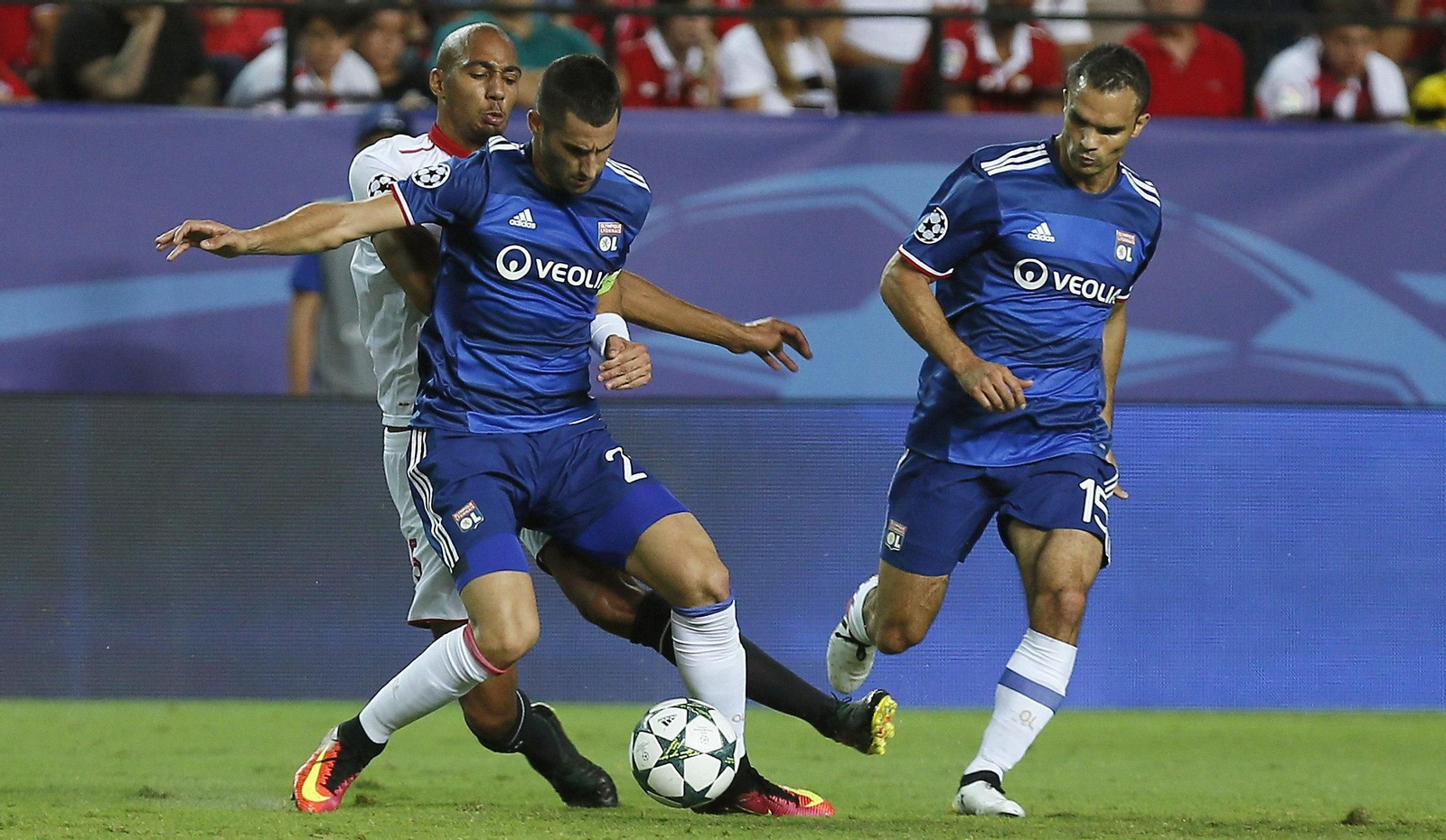 Gonalons, con en N'Zonzi, en el Sevilla-Lyon de Champions
