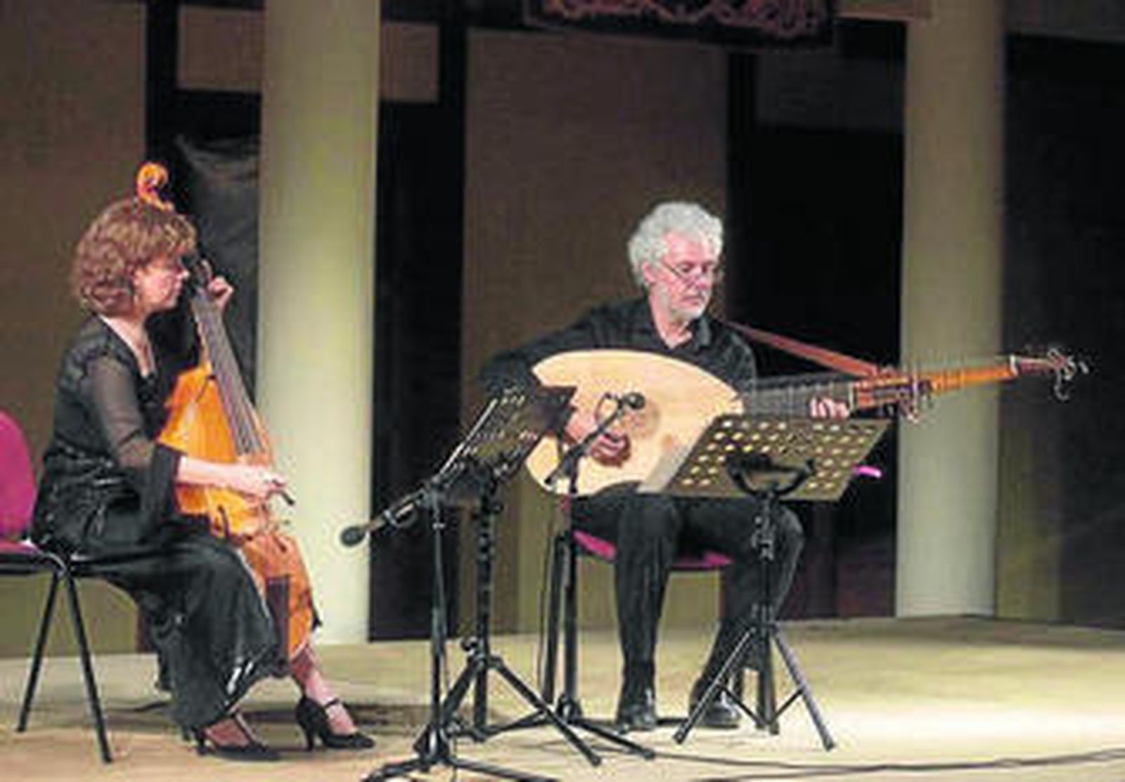 Sabina Colonna-Preti con la viola de gamba y Eduardo Egüez con la tiorba.
