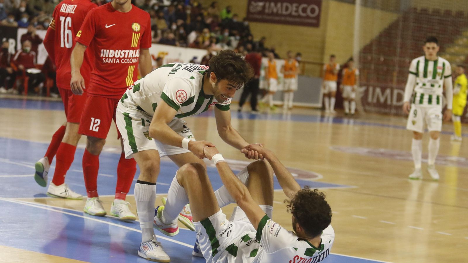 Pablo del Moral levanta y anima a Zequi en un acción del partido. Pablo del Moral levanta y anima a Zequi en un acción del partido.