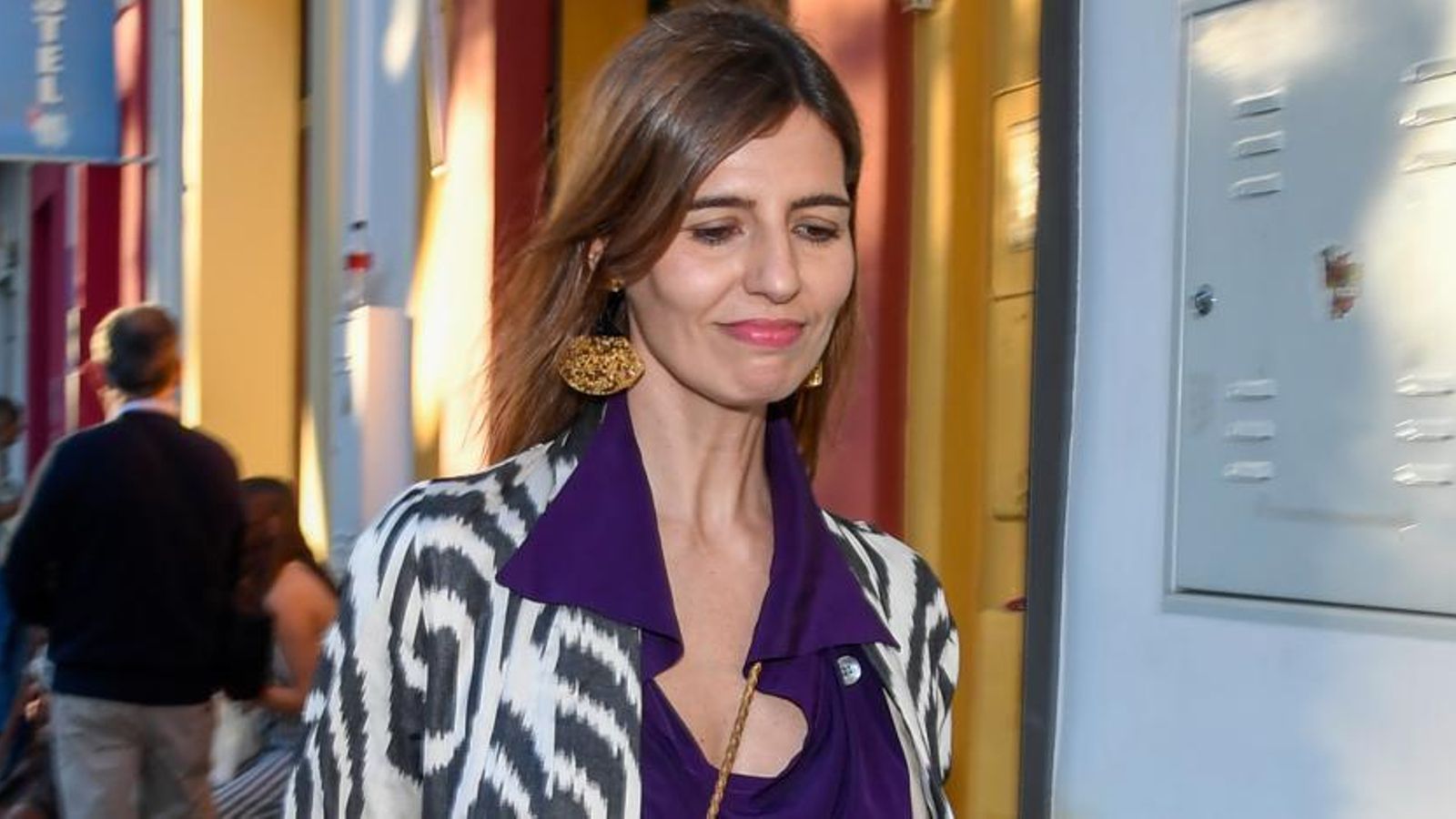 Casilda Ybara, esta última Semana Santa, intentando pasar desapercibida en Sevilla.