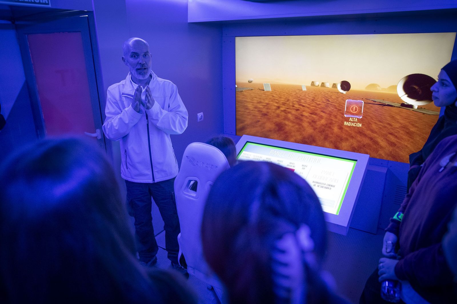 Un monitor se encarga de explicar el ejercicio del Finexit a un grupo de alumnos