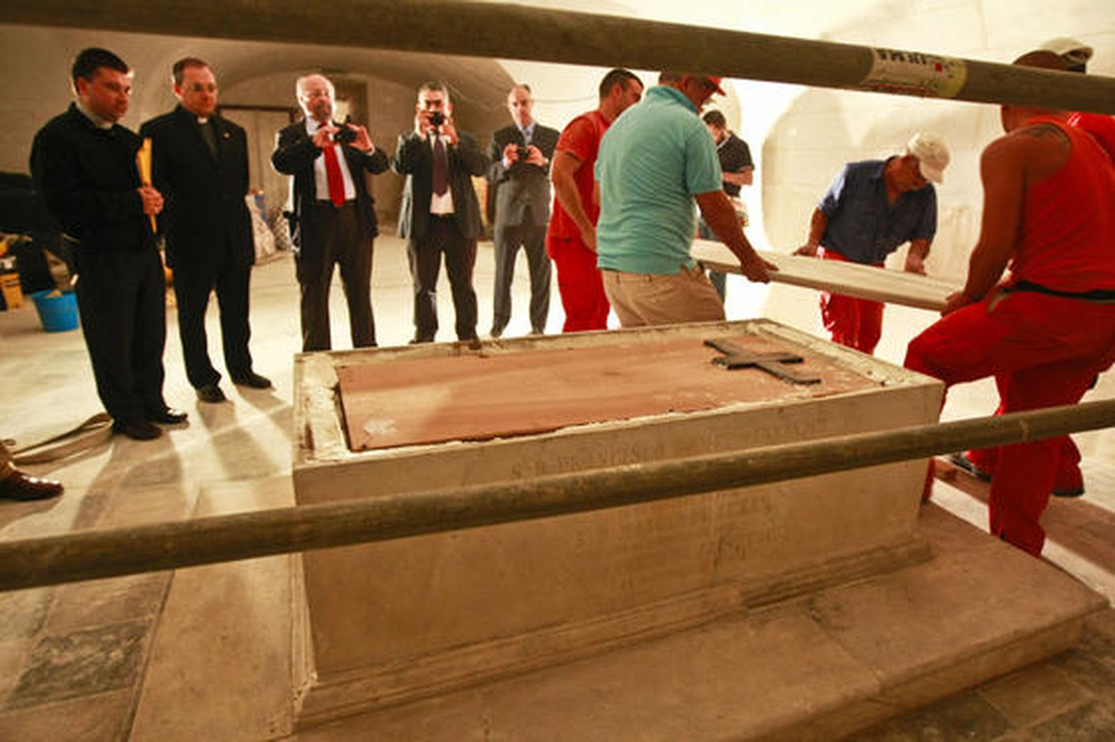 Los restos del diputado puertorriqueño fueron exhumados en la cripta de San Felipe Neri

Foto: Julio Gonzalez