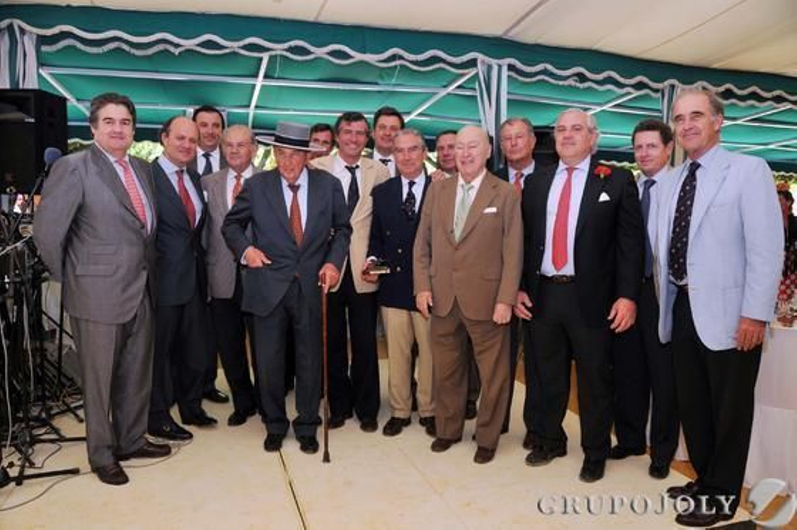 Miembros del Real Círculo Lebrero y del Real Aeroclub Andalucía durante la entrega del premio.

Foto: Manuel Aranda
