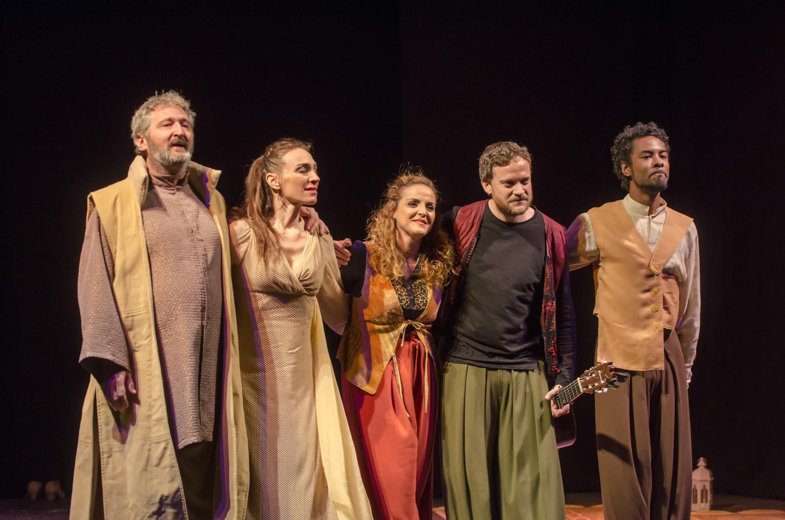 El elenco de actores de La Confluencia tras la representación.