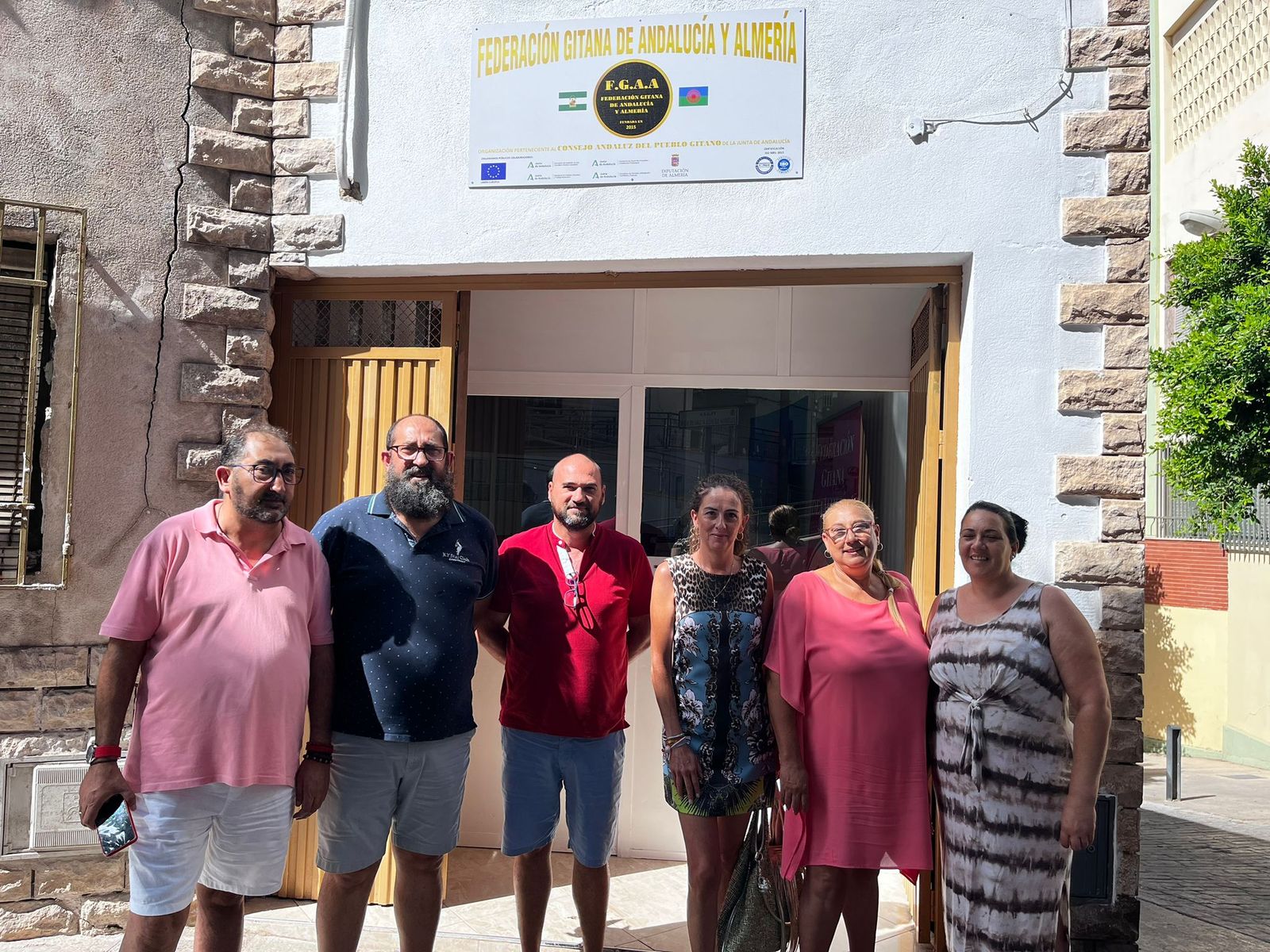 Visita de la delegada del Gobierno de la Junta de Andalucía en Almería, Aránzazu Martín, a la nueva sede de la Federación Gitana.