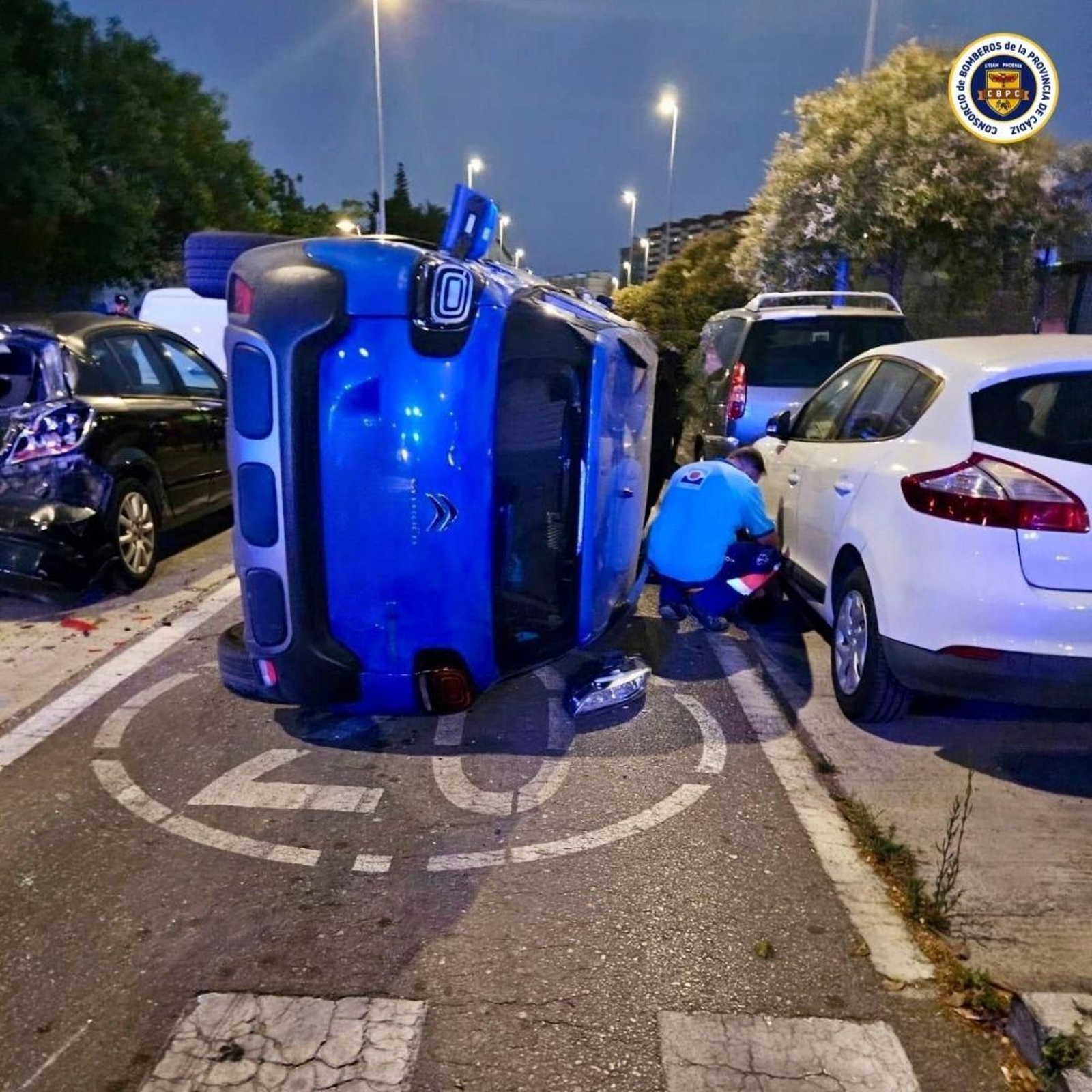 Uno de los coches volcó en el accidente de tráfico en Cádiz este domingo.