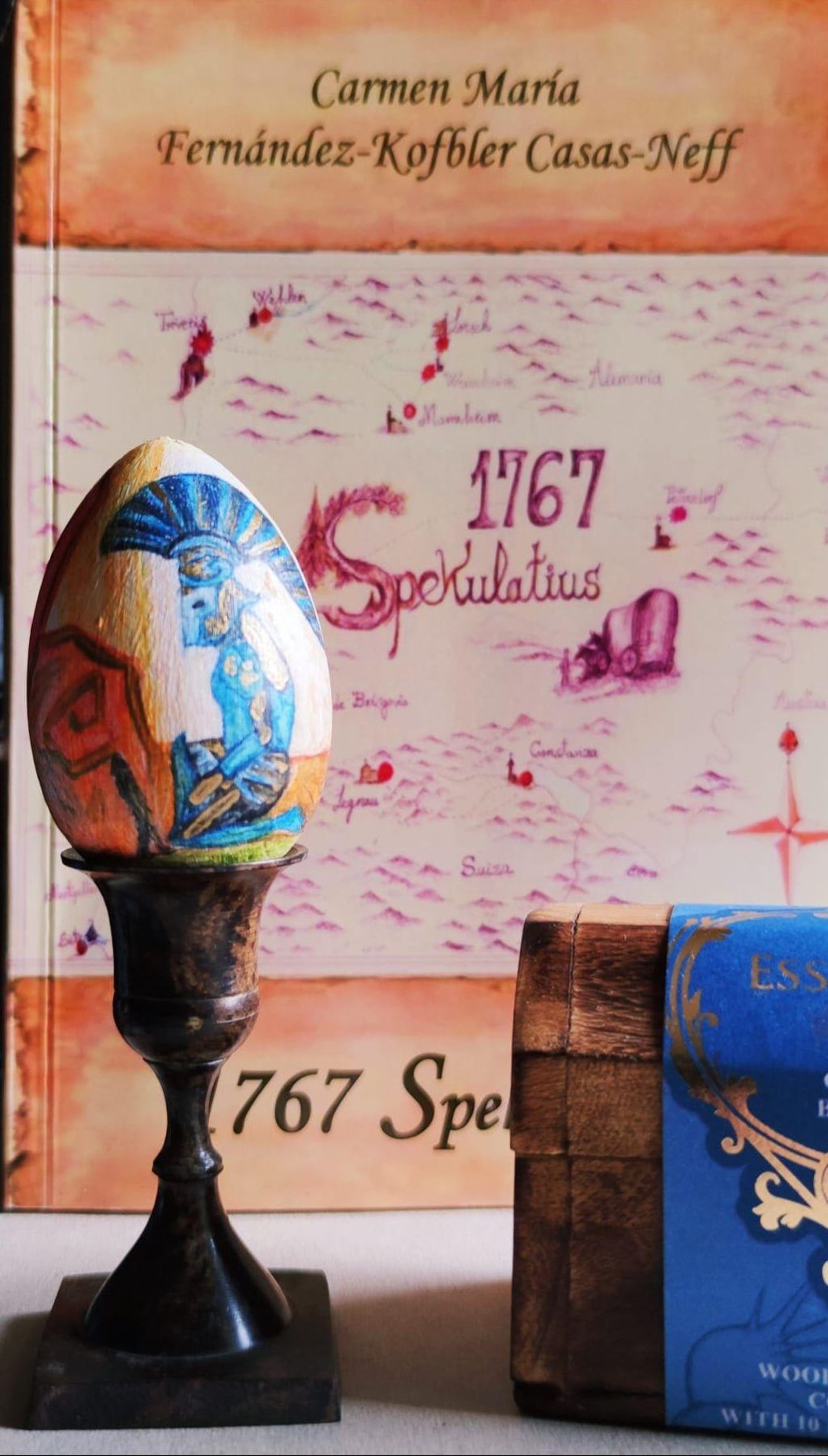 Huevo gigante de madera pintado por Carmen María Fdez-Kofbler Casas-Neff.