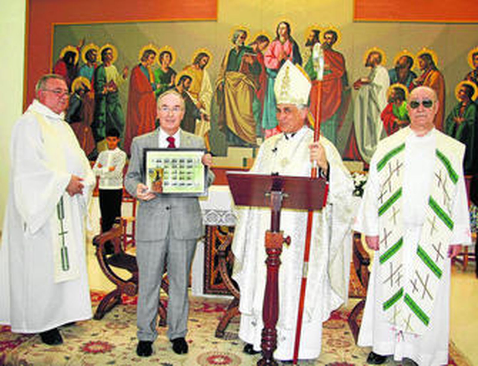 Durante la ceremonia, el obispo bendijo el sello y la tarjeta postal dedicados a Santa María de Valdelagrana.