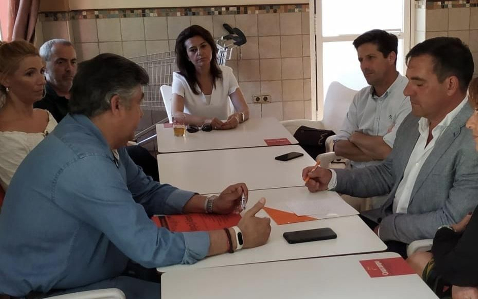 Reunión de los representantes de Ciudadanos con los vecinos de la avenida Costa de la Luz.