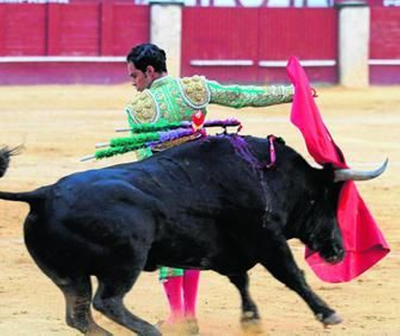 Luis Bolívar, toreando con la muleta, ayer, en La Malagueta.