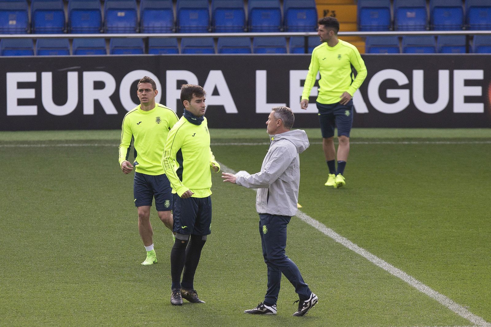 Fran Escribá dialoga con Trigueros, con Santos Borré detrás y Álvaro González al fondo, en un entrenamiento previo a un partido de Liga Europa.